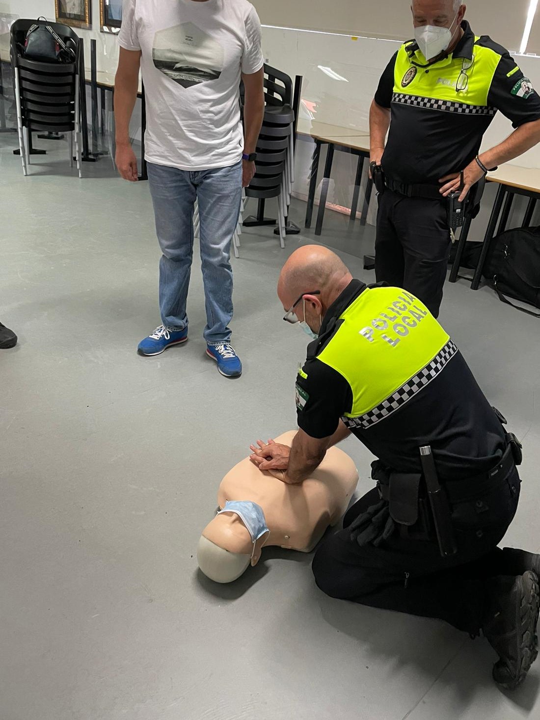 Agentes de la Policía Local asisten a dos cursos sobre primeros auxilios en playas y actualización de la normativa sobre vehículos de movilidad personal