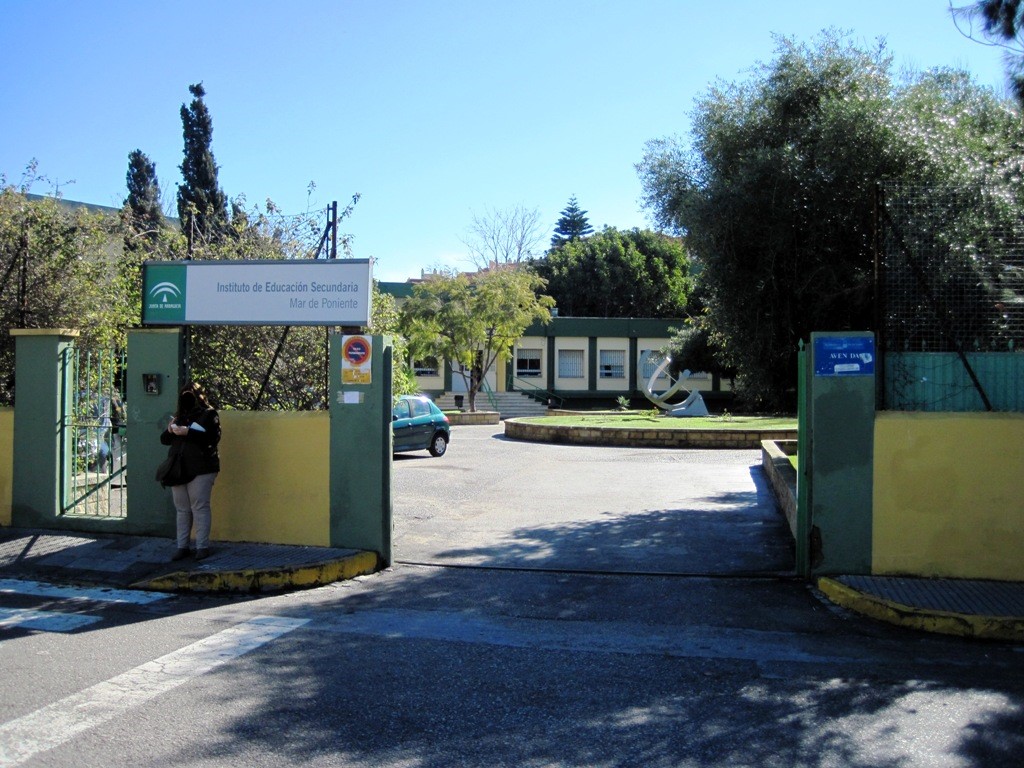El Ayuntamiento articula un operativo de seguridad en el IES Mar de Poniente ante el inicio de los exámenes de acceso a la Universidad