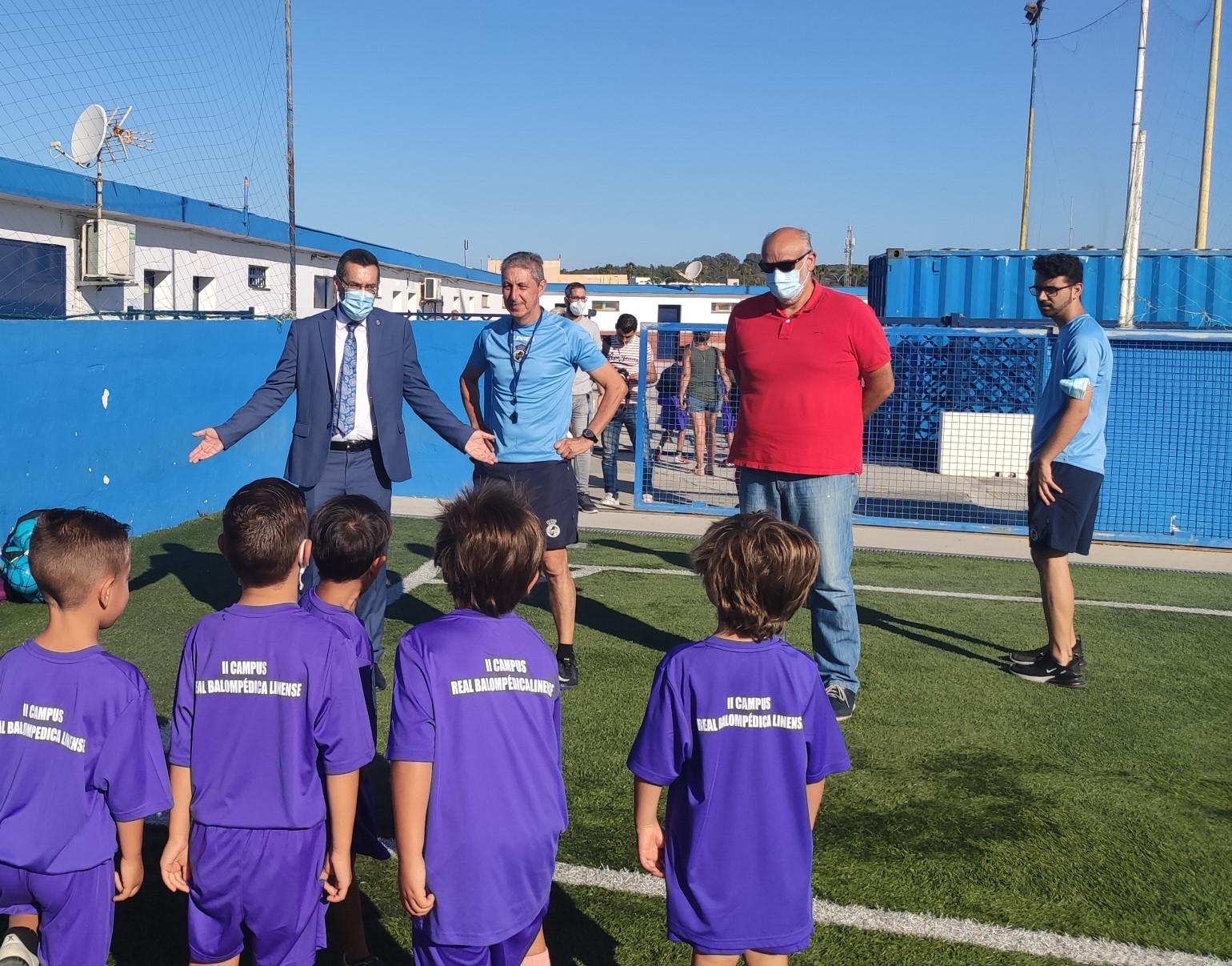 El alcalde y el concejal de Deportes han visitado los campamentos de verano de la Real Balompédica Linense y la Unión Linense de Baloncesto