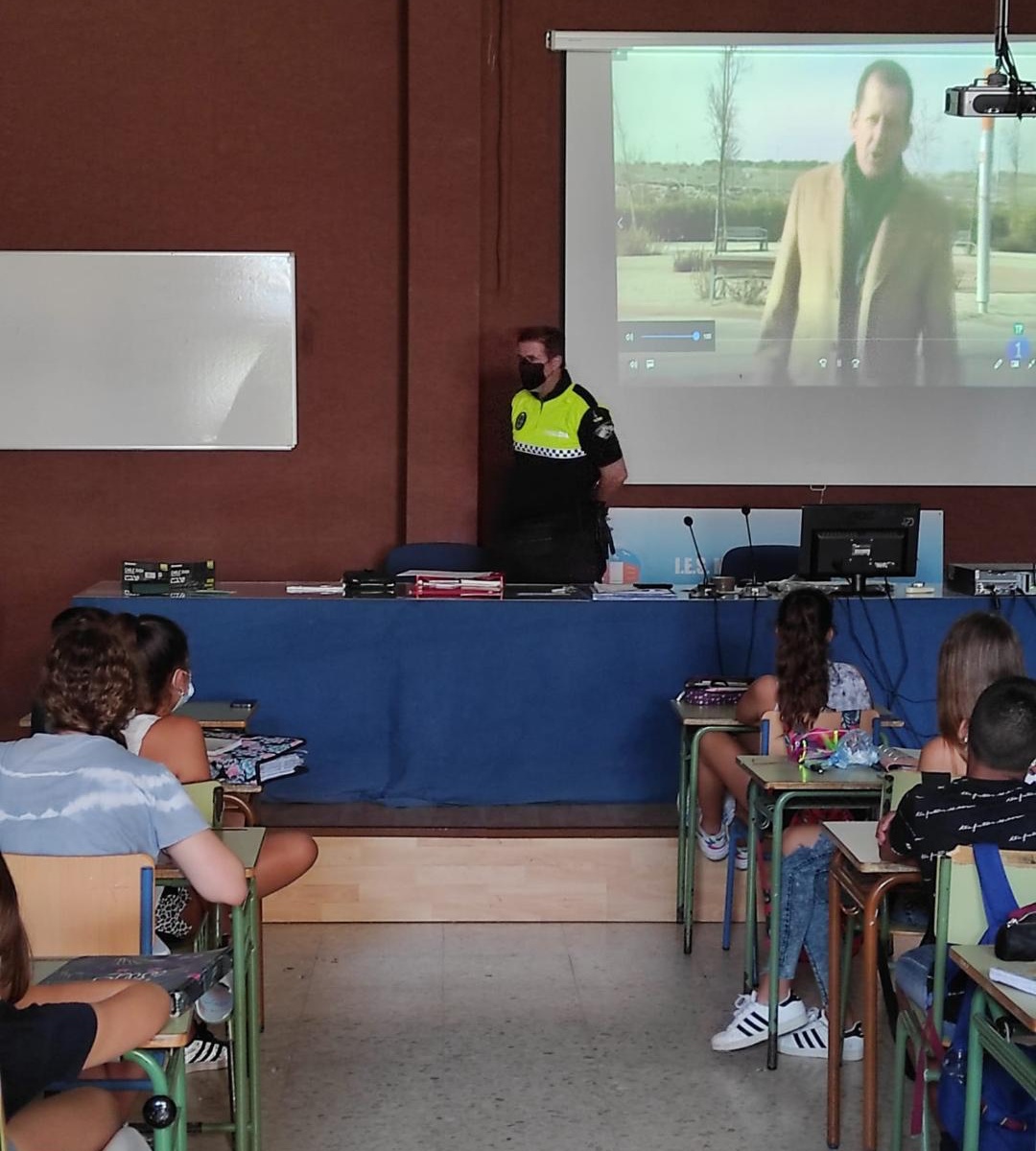 La Policía Local ofrece un curso sobre Seguridad Vial a alumnos del IES Mediterráneo