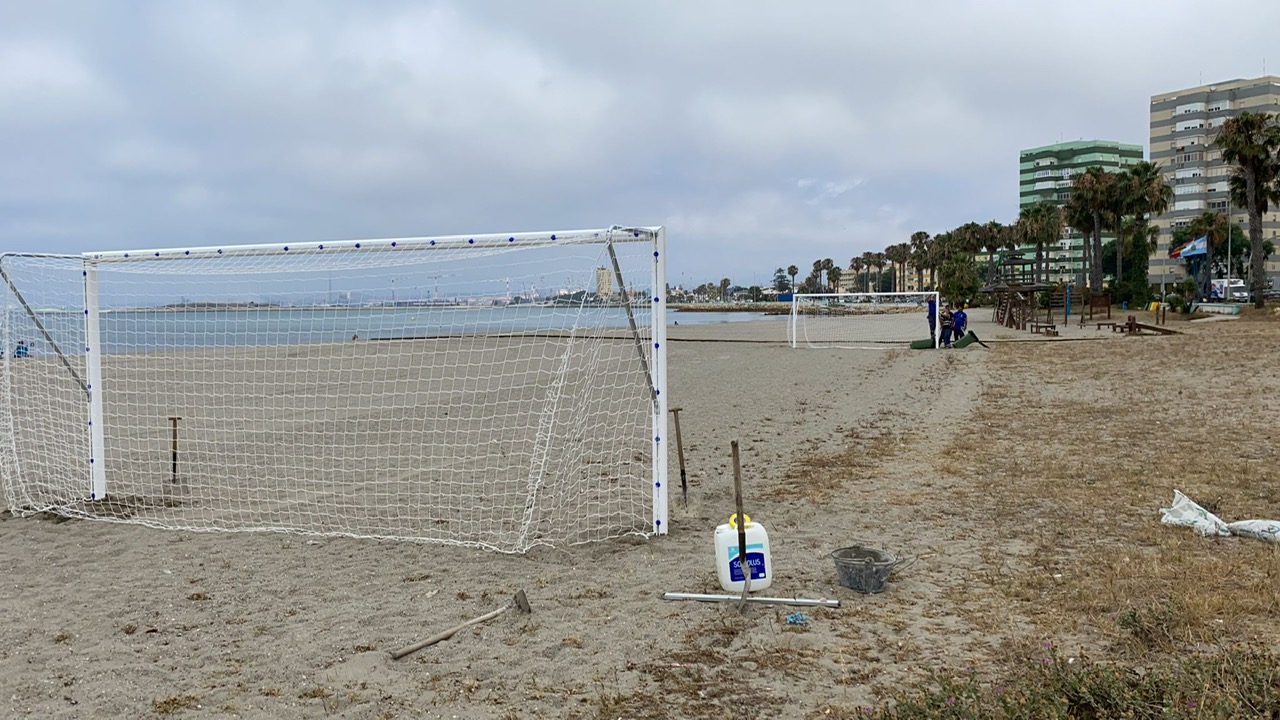 La delegación de Deportes inicia en las playas la colocación de instalaciones para uso público