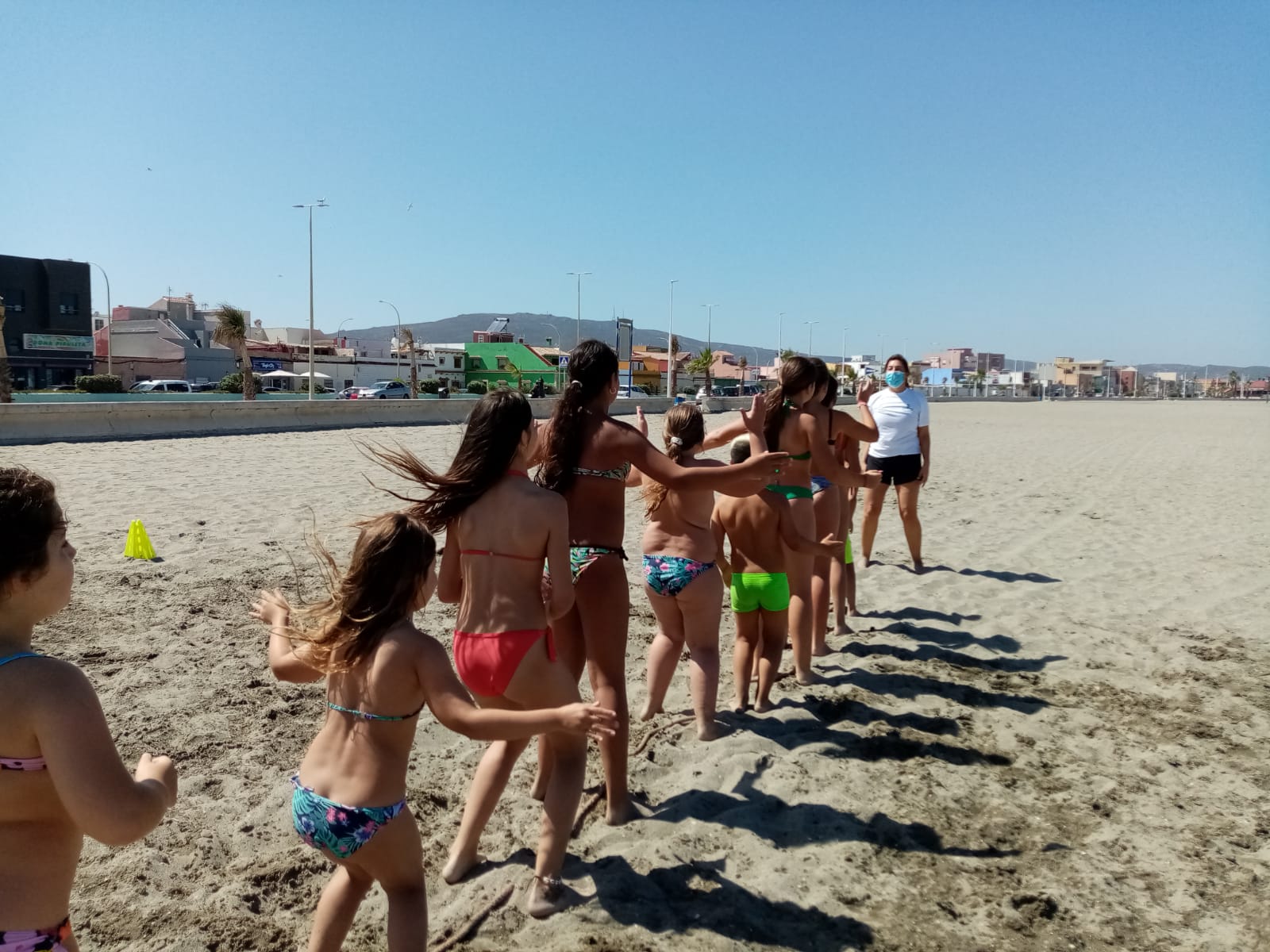 Unos sesenta menores participan en las actividades de verano que organiza Asuntos Sociales en las playas