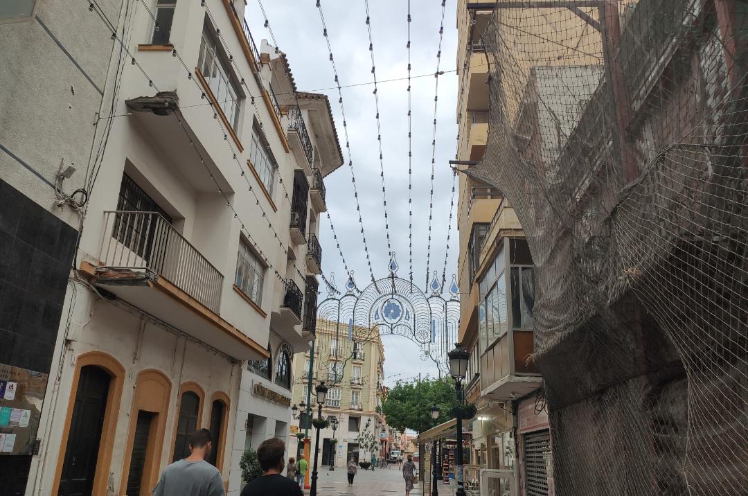 Fiestas instala alumbrado extraordinario en las calles del centro de la ciudad