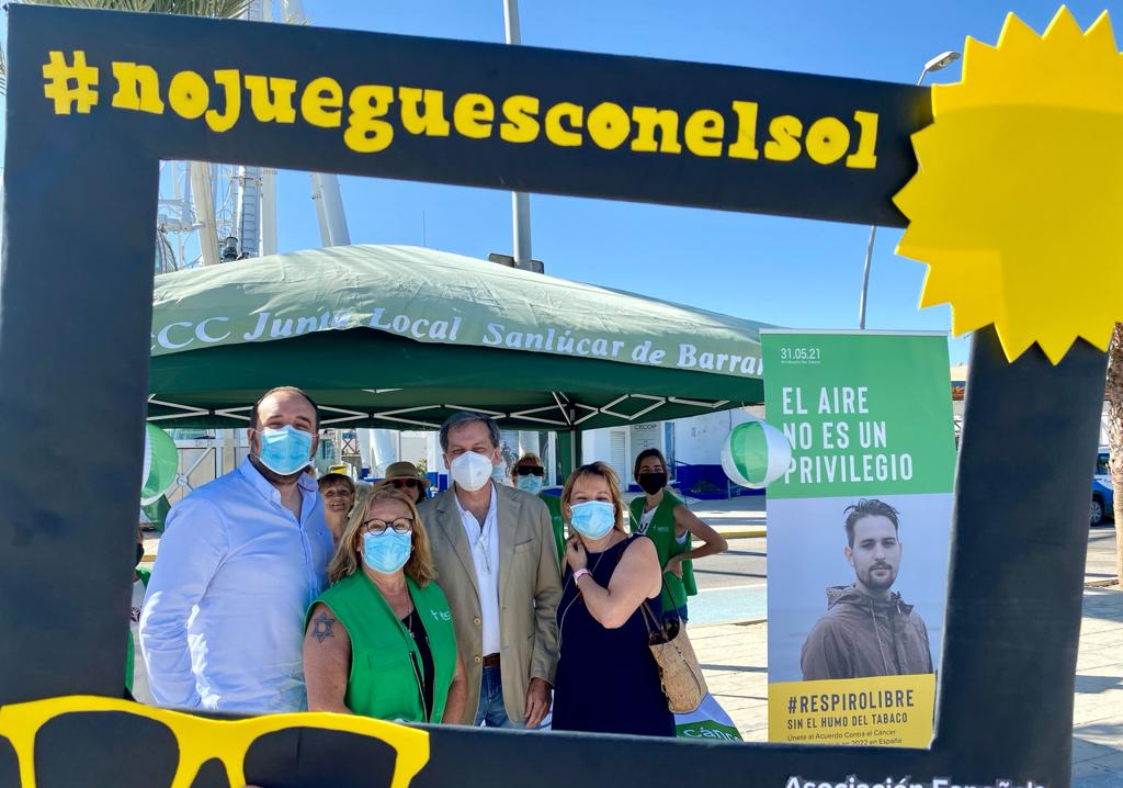LA AECC SANLÚCAR INFORMA EN LA PLAYA SOBRE LOS RIESGOS DE LA EXPOSICIÓN AL SOL