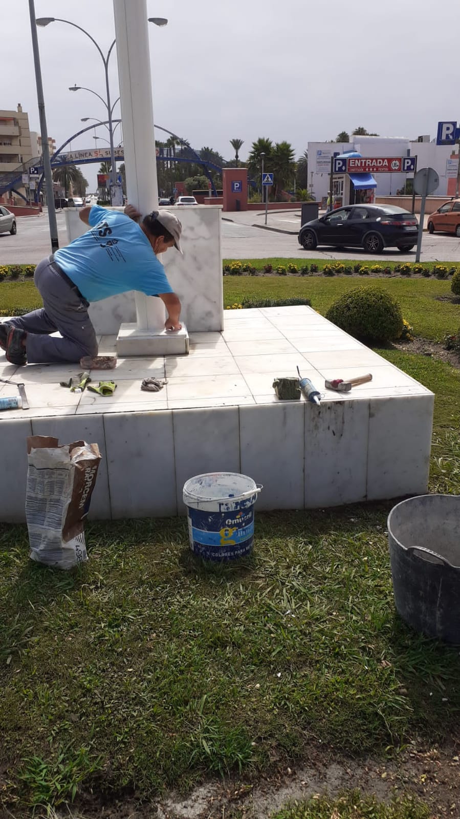 Mantenimiento Urbano mejora la estética de la base del mástil en la glorieta Carlos III