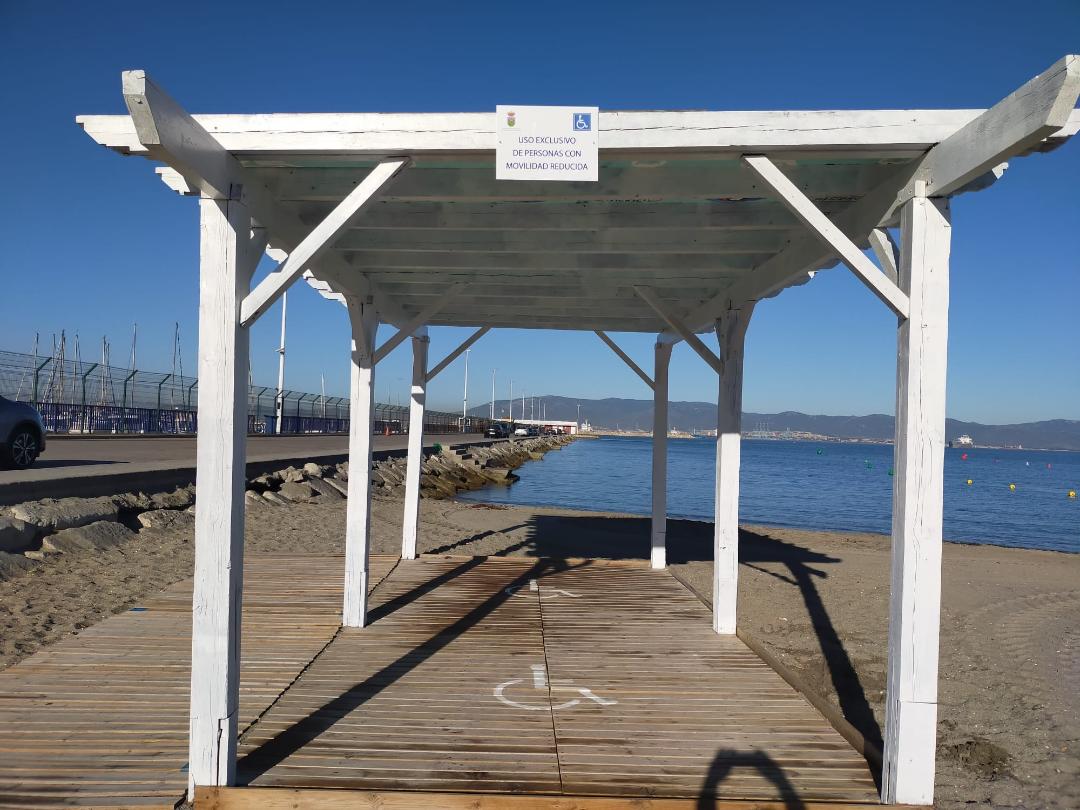 Playas confirma la finalización de los trabajos de colocación de toldos en el litoral para personas con movilidad reducida