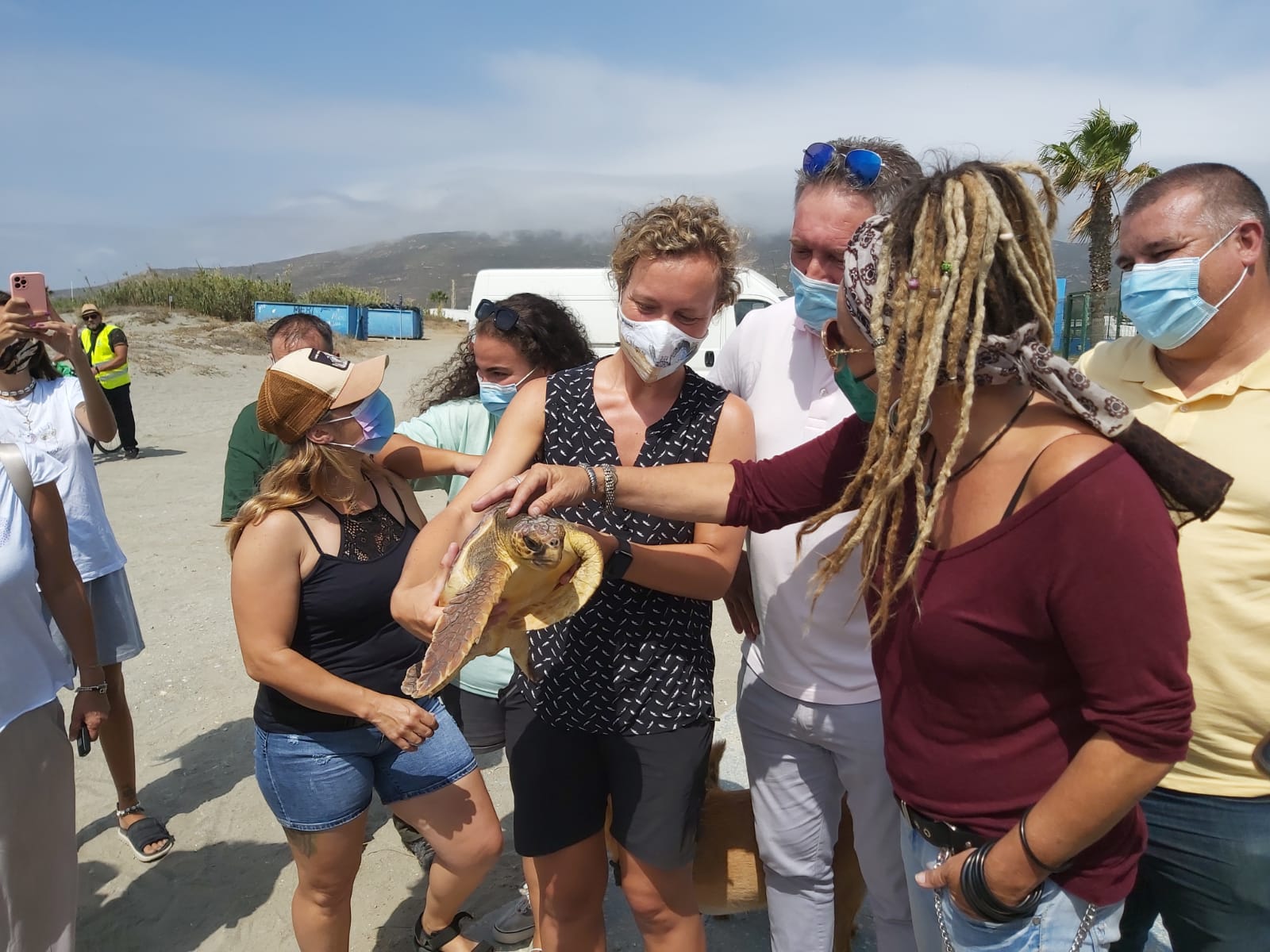 Raquel Ñeco y Rafael León asisten a la suelta de una tortuga boba en la playa de Torrenueva