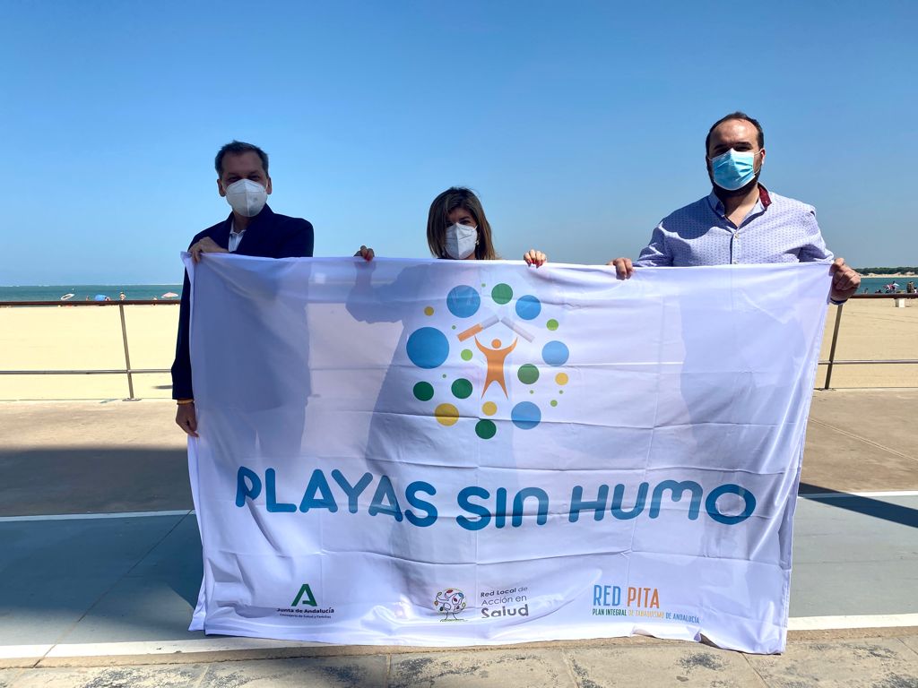 SANLÚCAR IZA EN LA CALZADA LA BANDERA DE `PLAYA SIN HUMO´