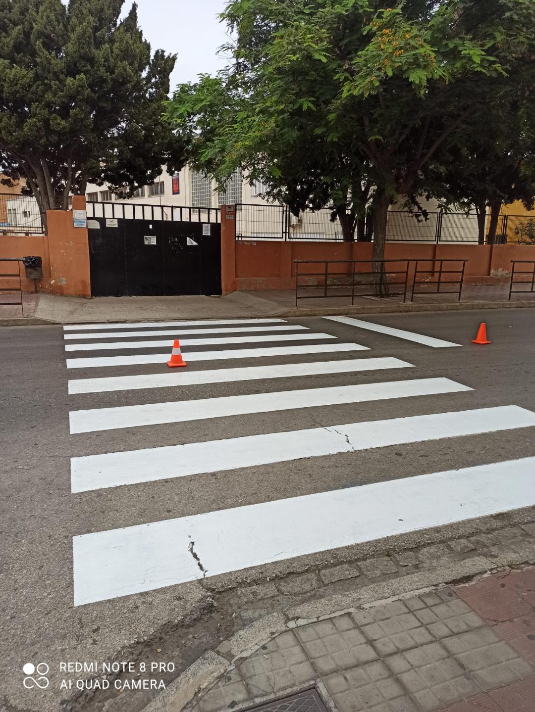 Acometidos trabajos de pintado de pasos de peatones en las inmediaciones de los centros escolares
