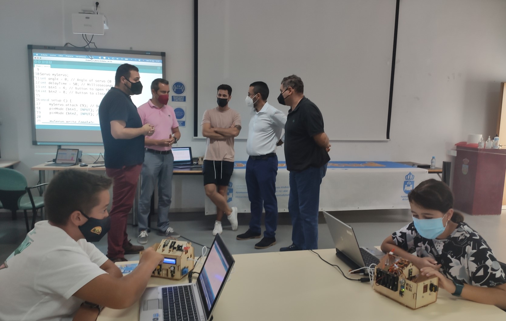 El alcalde ha visitado hoy el taller de robótica que se imparte en la Casa de la Juventud