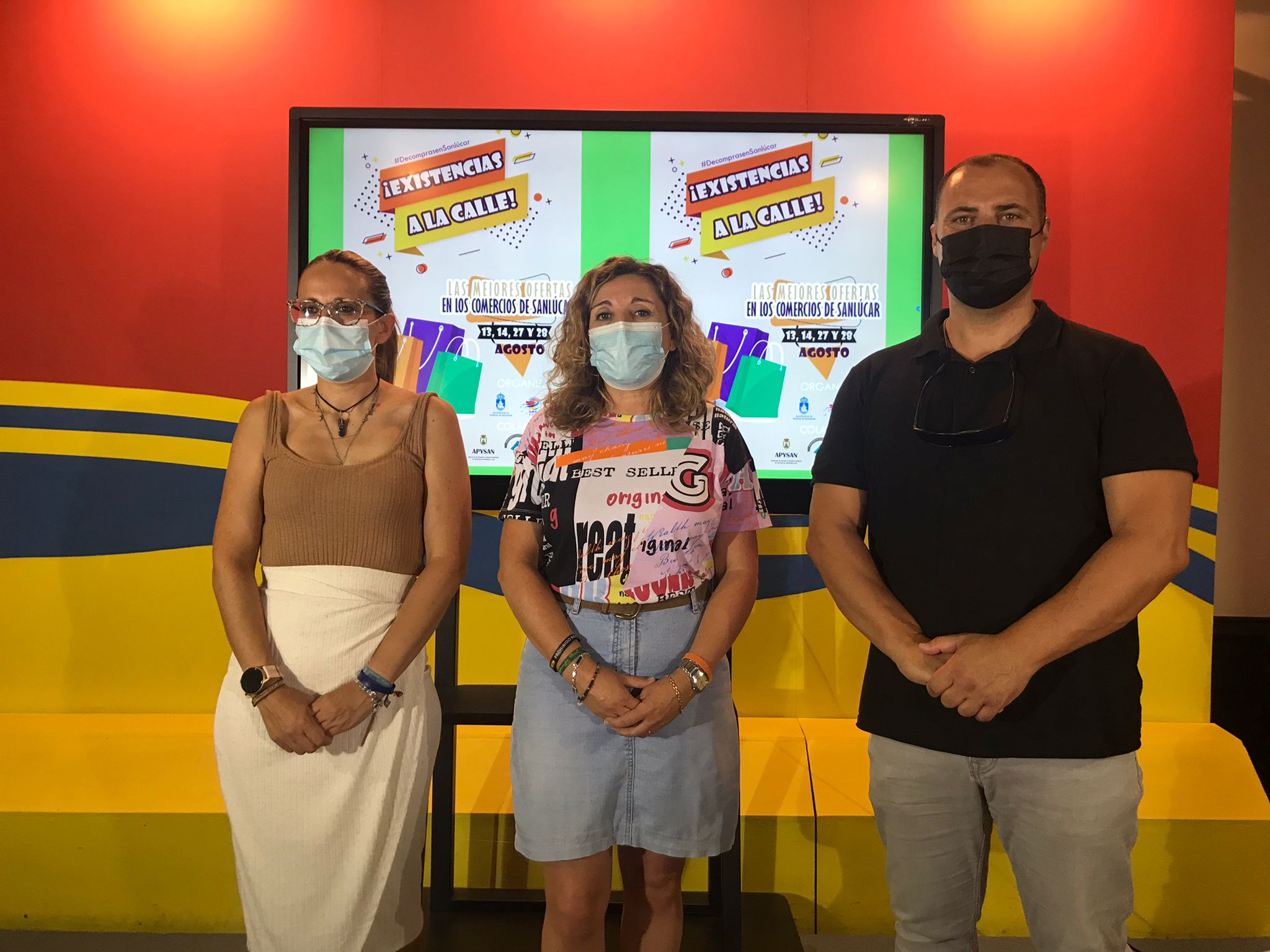 LOS COMERCIOS SACAN SU ESTOCAJE DE VERANO A LA CALLE