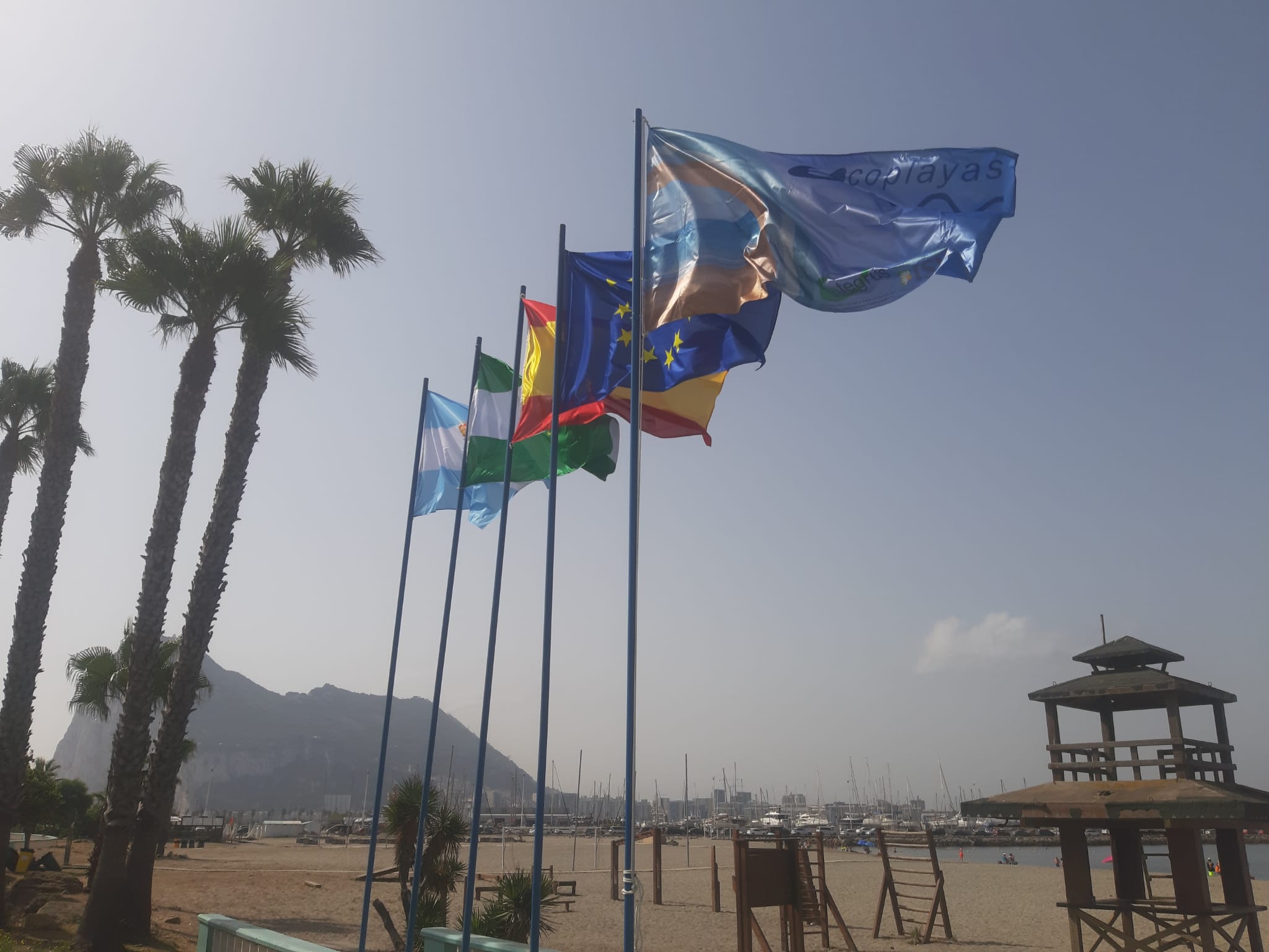 La playa de Poniente, distinguida con la bandera Ecoplayas 2021 por sus planes de accesibilidad para personas con movilidad reducida