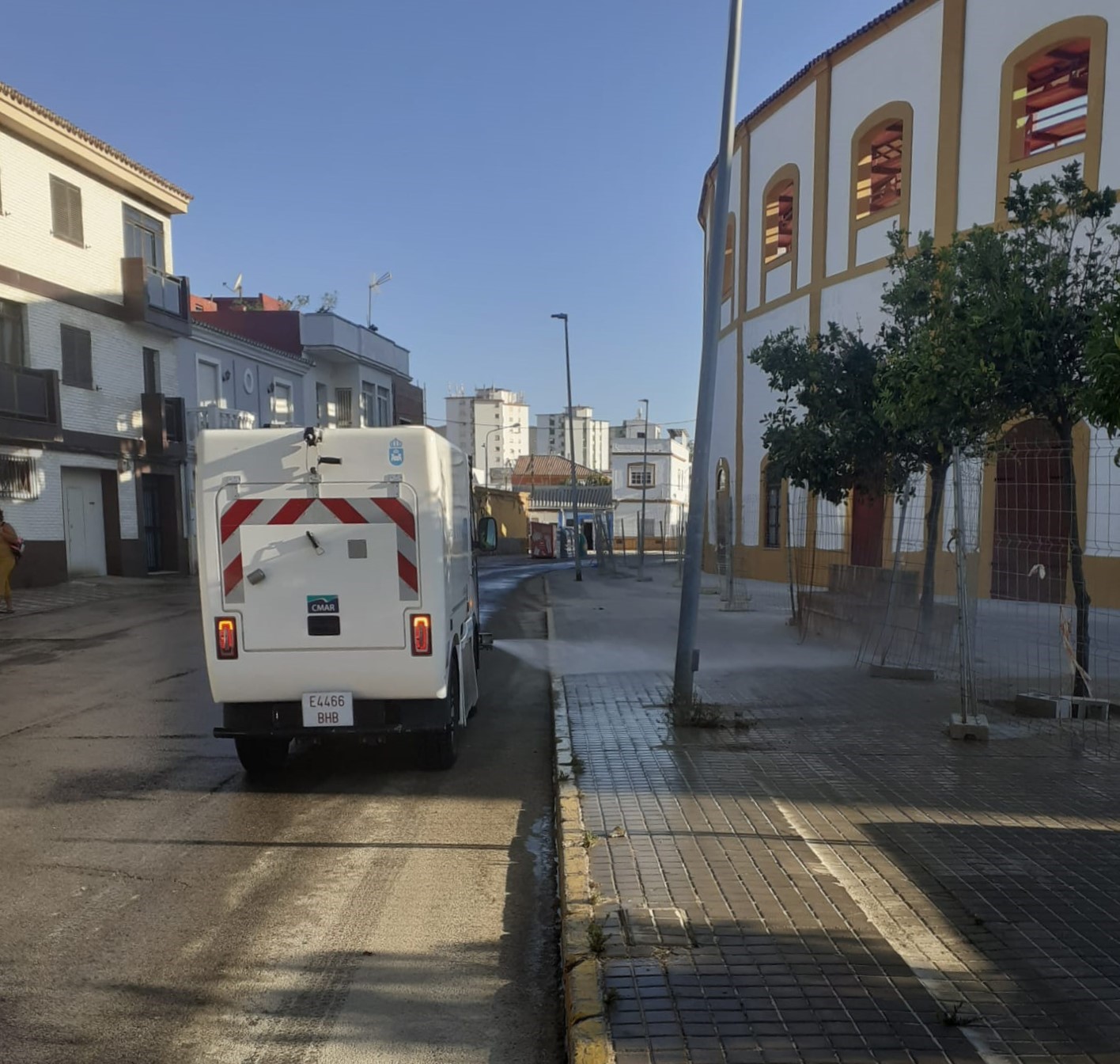 Limpieza acomete la retirada de arena en las inmediaciones de la Plaza de Toros