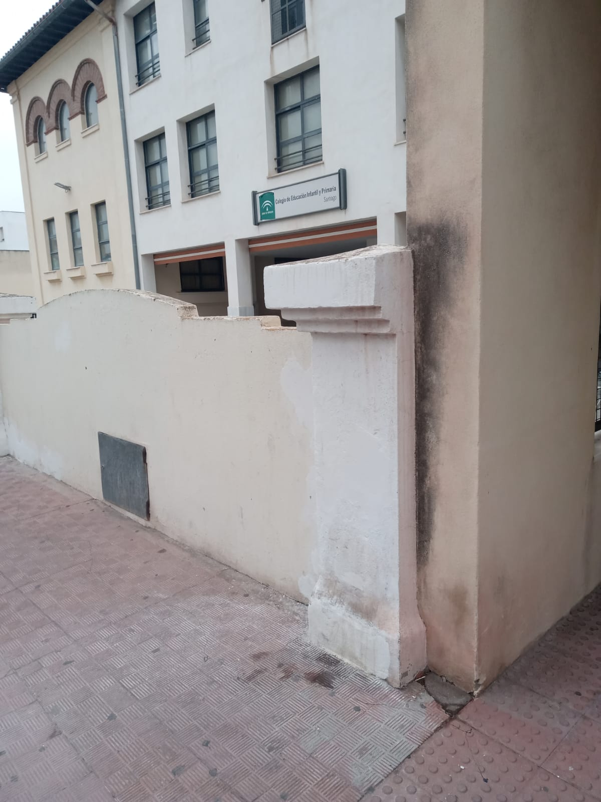 Mantenimiento Urbano acomete el pintado del muro del colegio Santiago