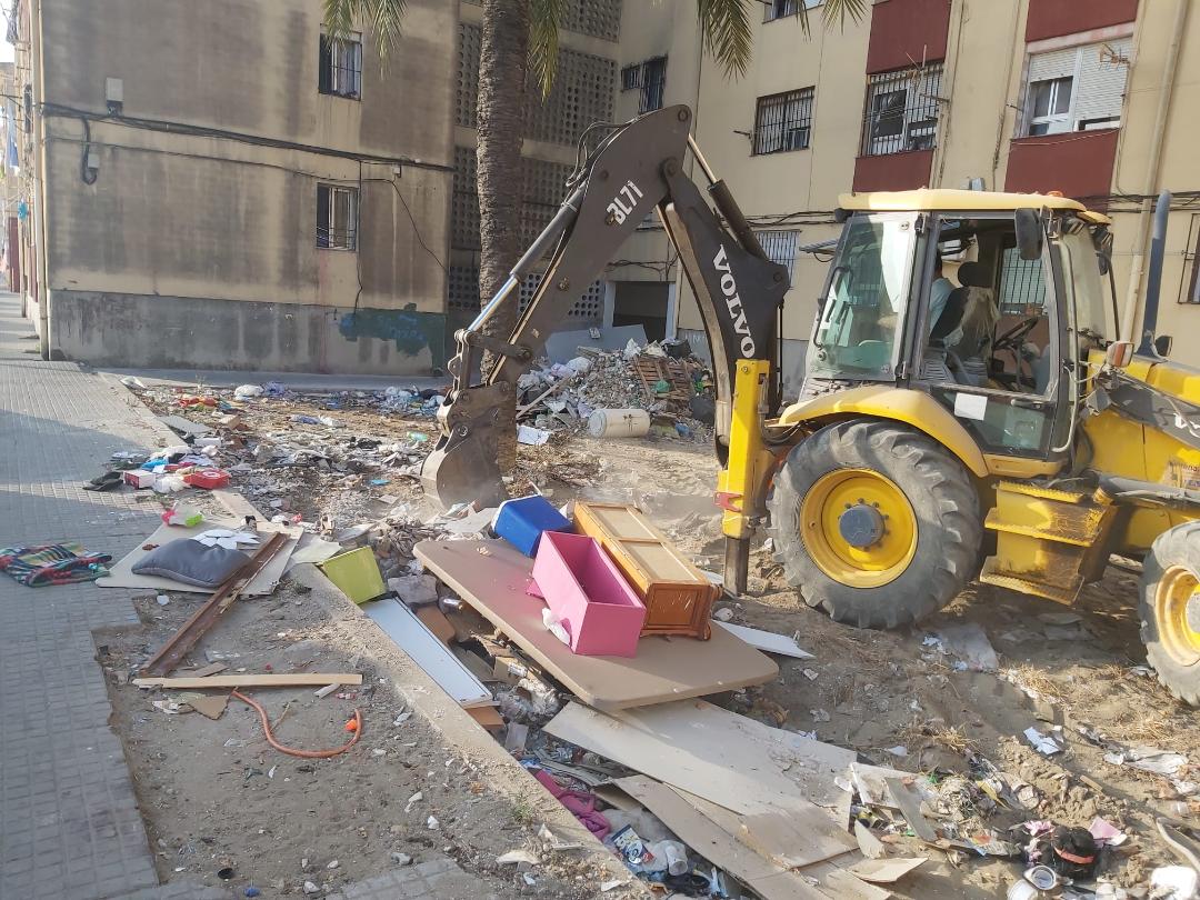 Mantenimiento Urbano y Limpieza actúa por tercera vez en lo que va de año en la mejora , adecentamiento y limpieza de los parterres de Mirasierra