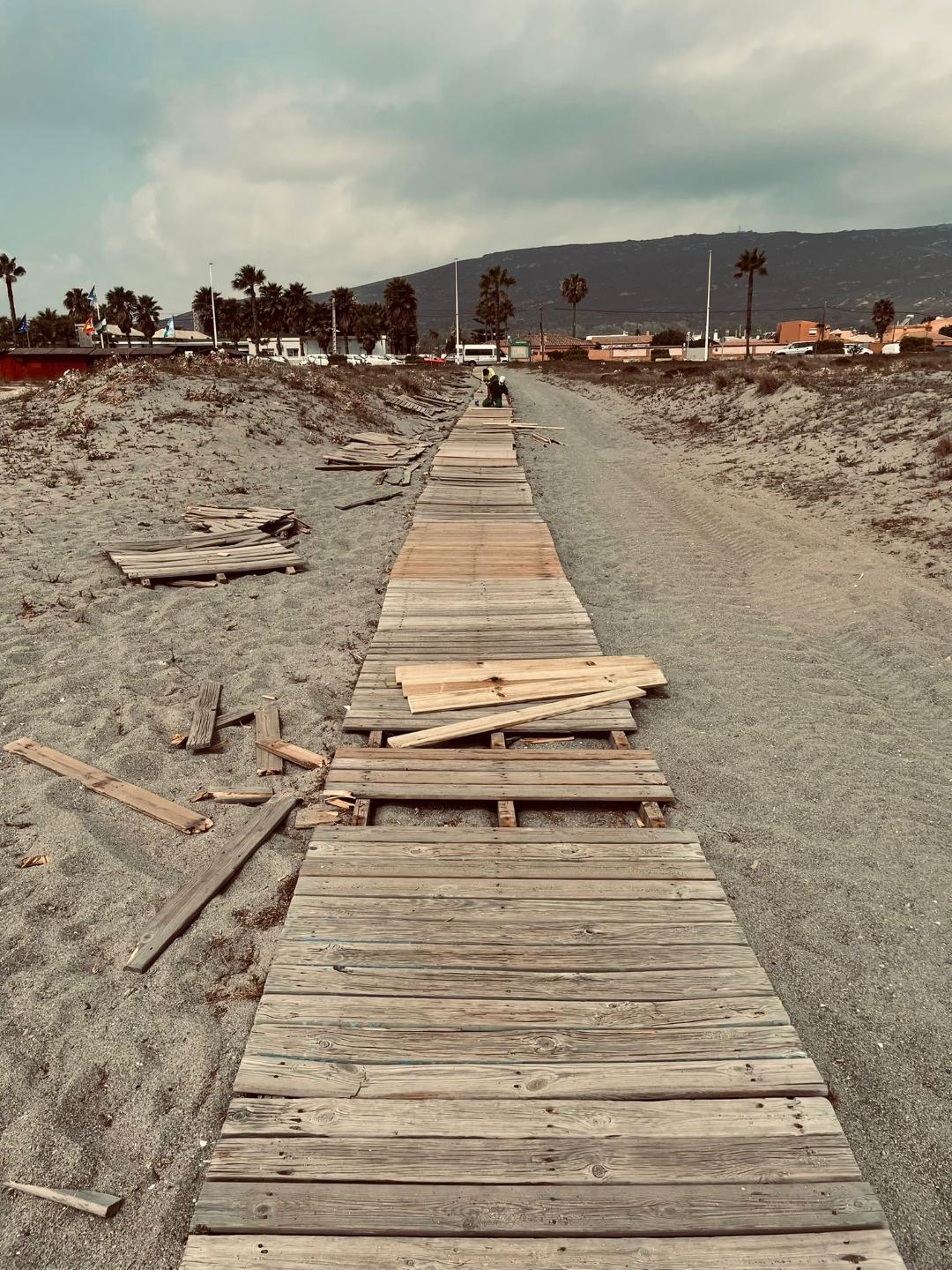 Playas denuncia la proliferación de actos vandálicos sobre el equipamiento del litoral