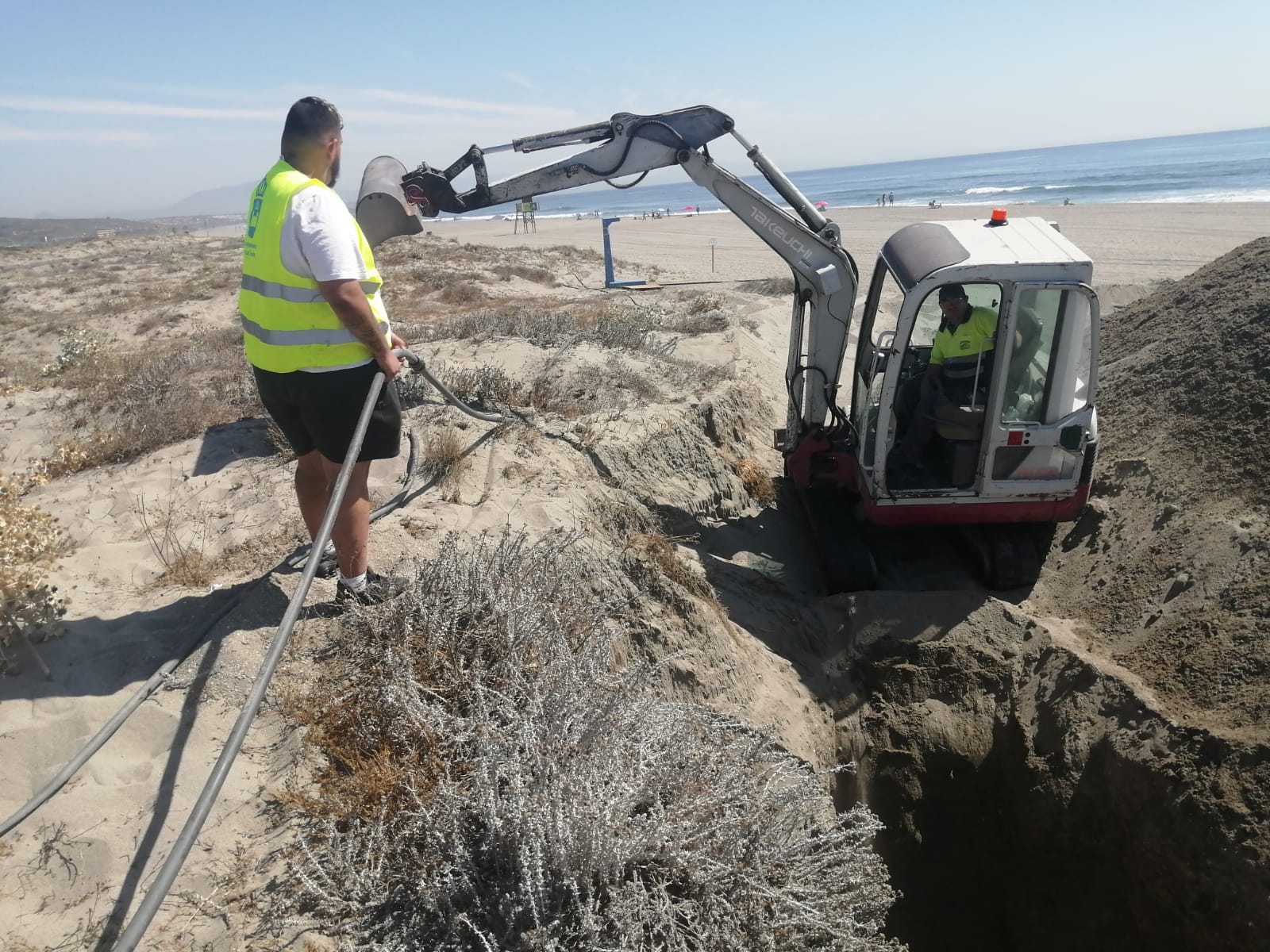 Playas y Mantenimiento Urbano sustituyen tuberías de saneamiento para posibilidad el suministro de agua a las duchas del litoral
