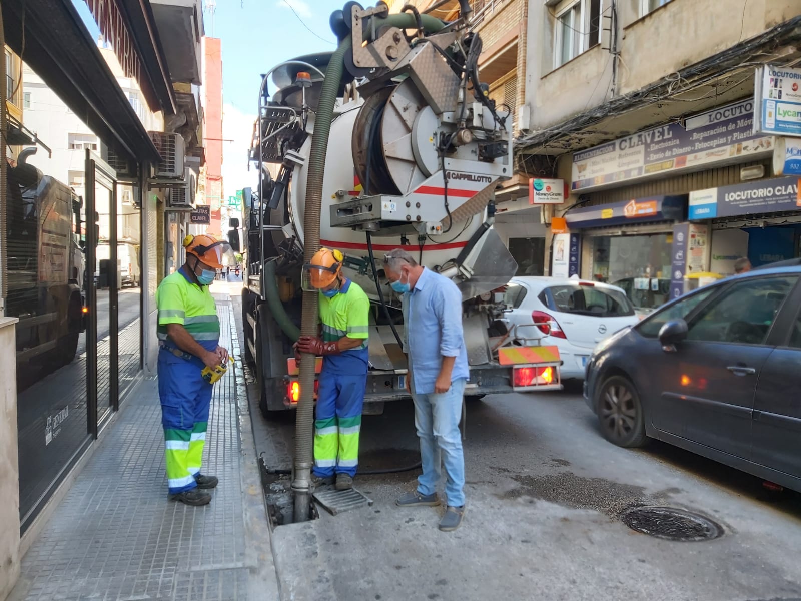 Mantenimiento Urbano supervisa la limpieza de imbornales para evitar atascos durante la época de lluvia