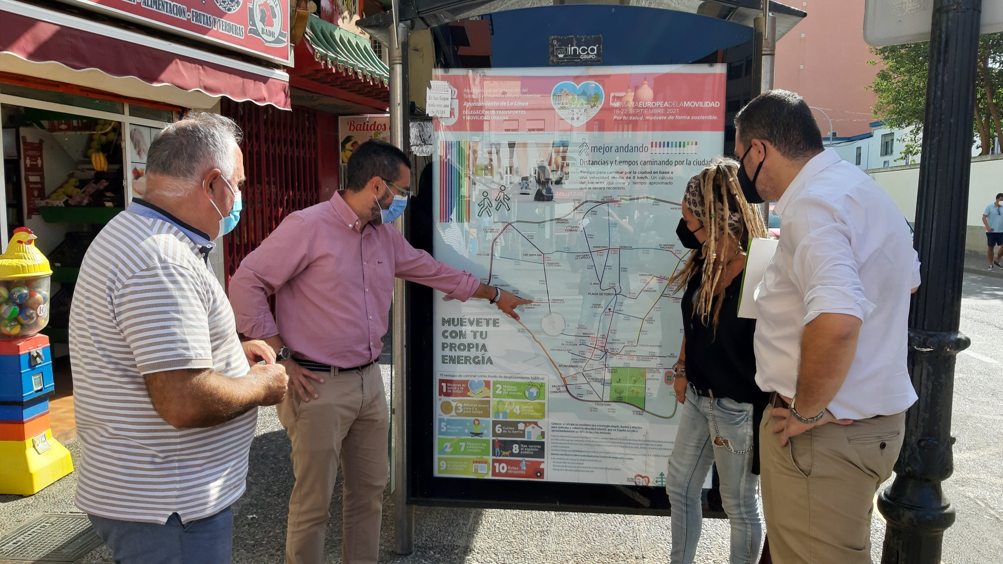 Movilidad Urbana instala en la Plaza de la Constitución paneles informativos sobre las ventajas de caminar o utilizar el transporte público