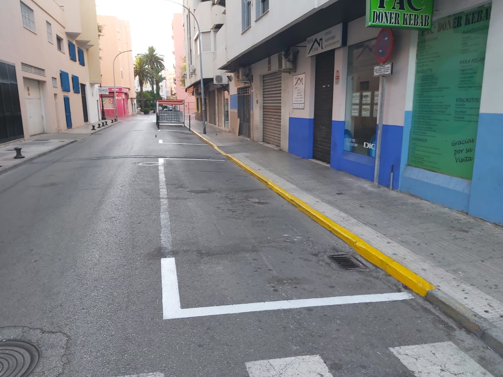 Movilidad Urbana y Mantenimiento Urbano refuerzan las zonas de carga y descarga y estacionamiento de motos en las calles Rafael León, Salvador Dalí y Carboneros