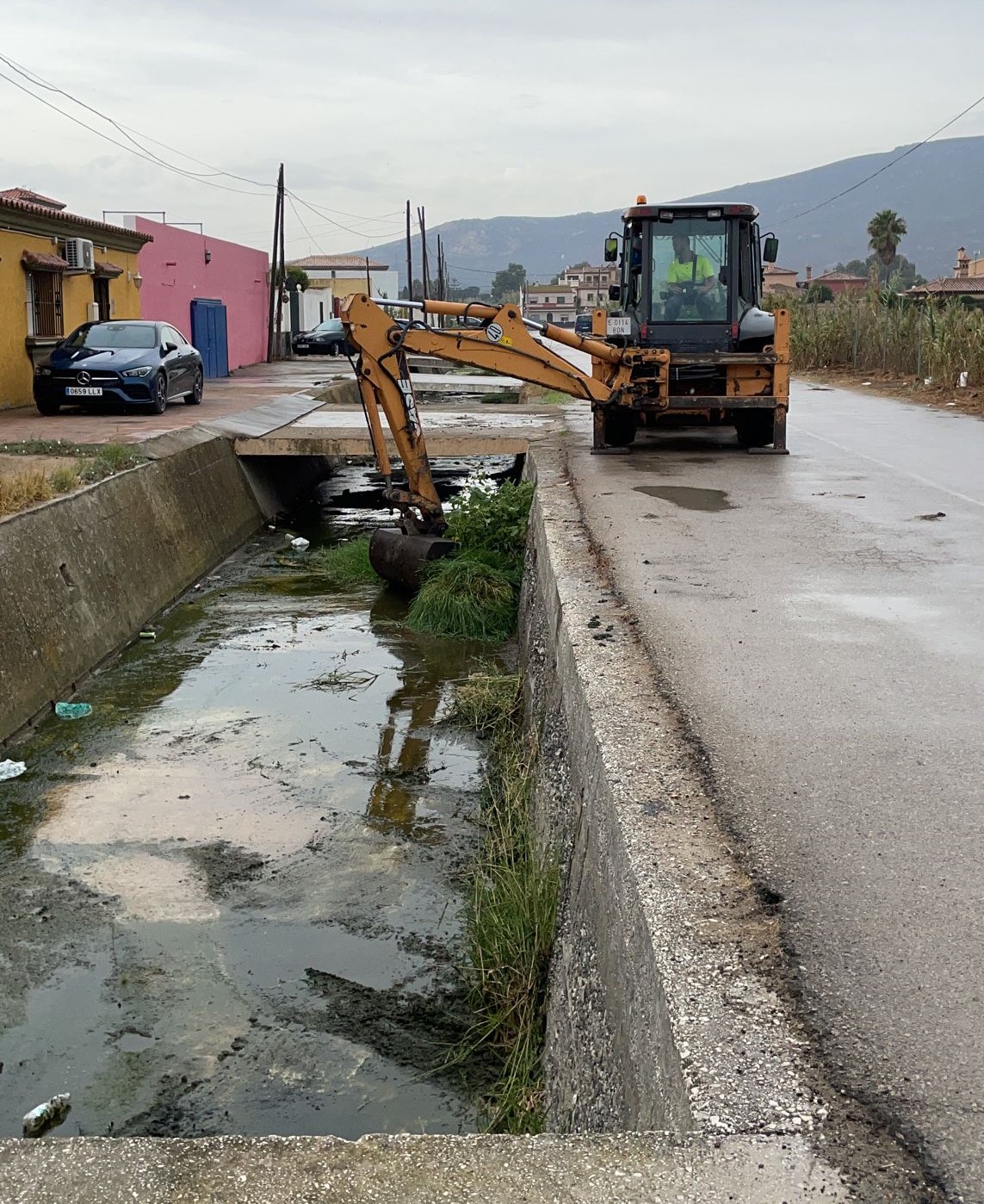Raquel Ñeco supervisa la limpieza de arroyos y canales del Zabal para prevenir inundaciones