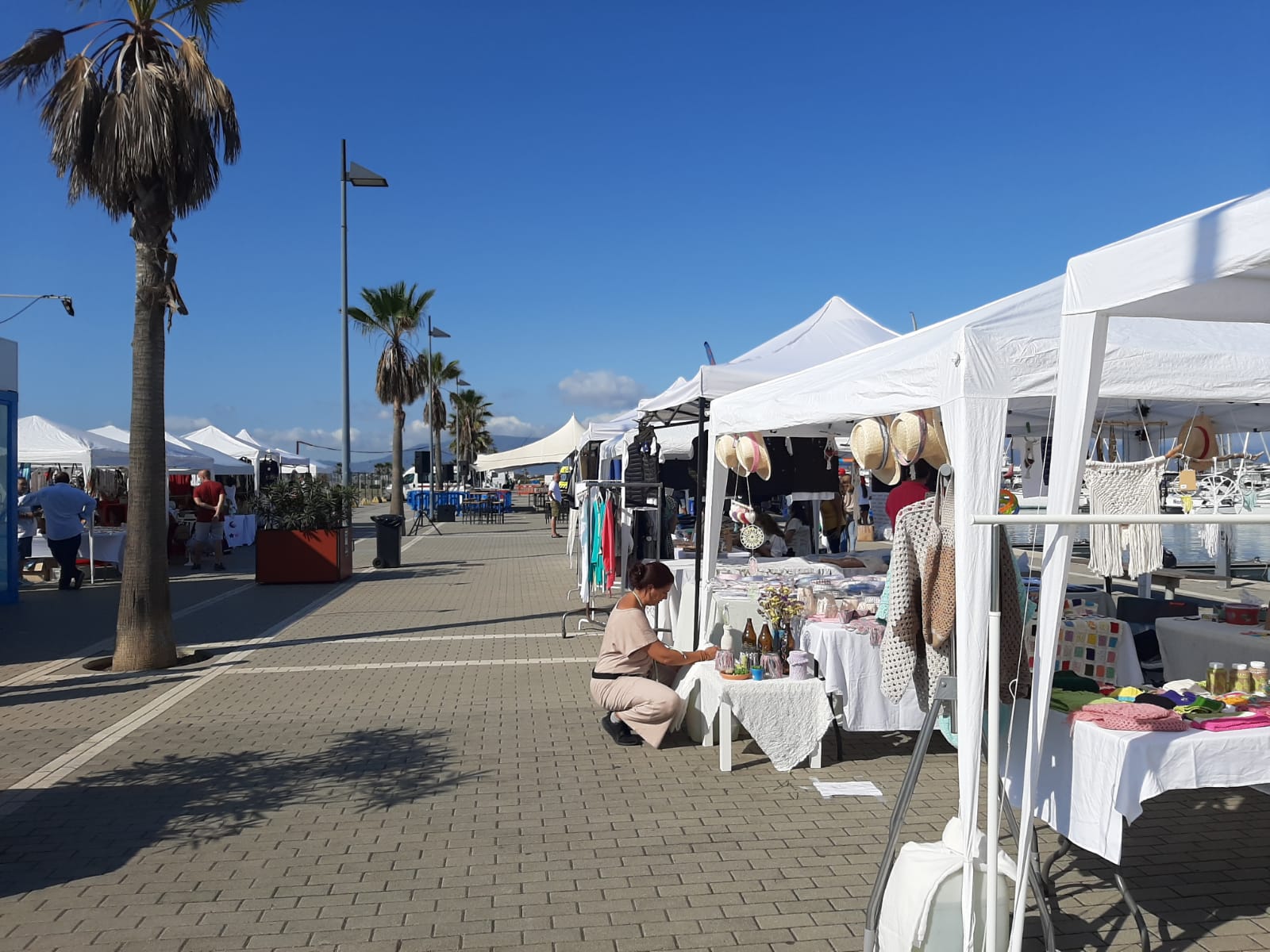 Turismo mantendrá el mercadillo artesanal en Poniente debido al éxito de público