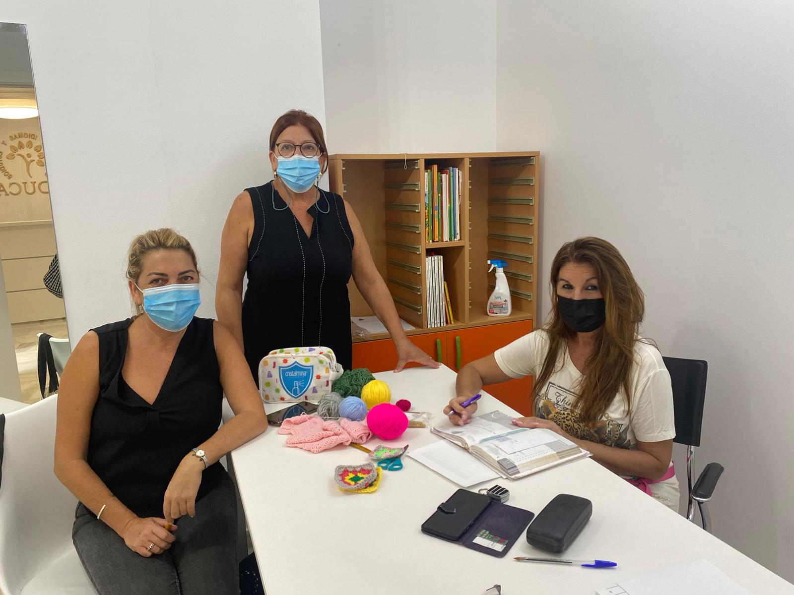 Turismo mantiene su colaboración con el colectivo de mujeres tejedoras de crochet para engalanar la ciudad