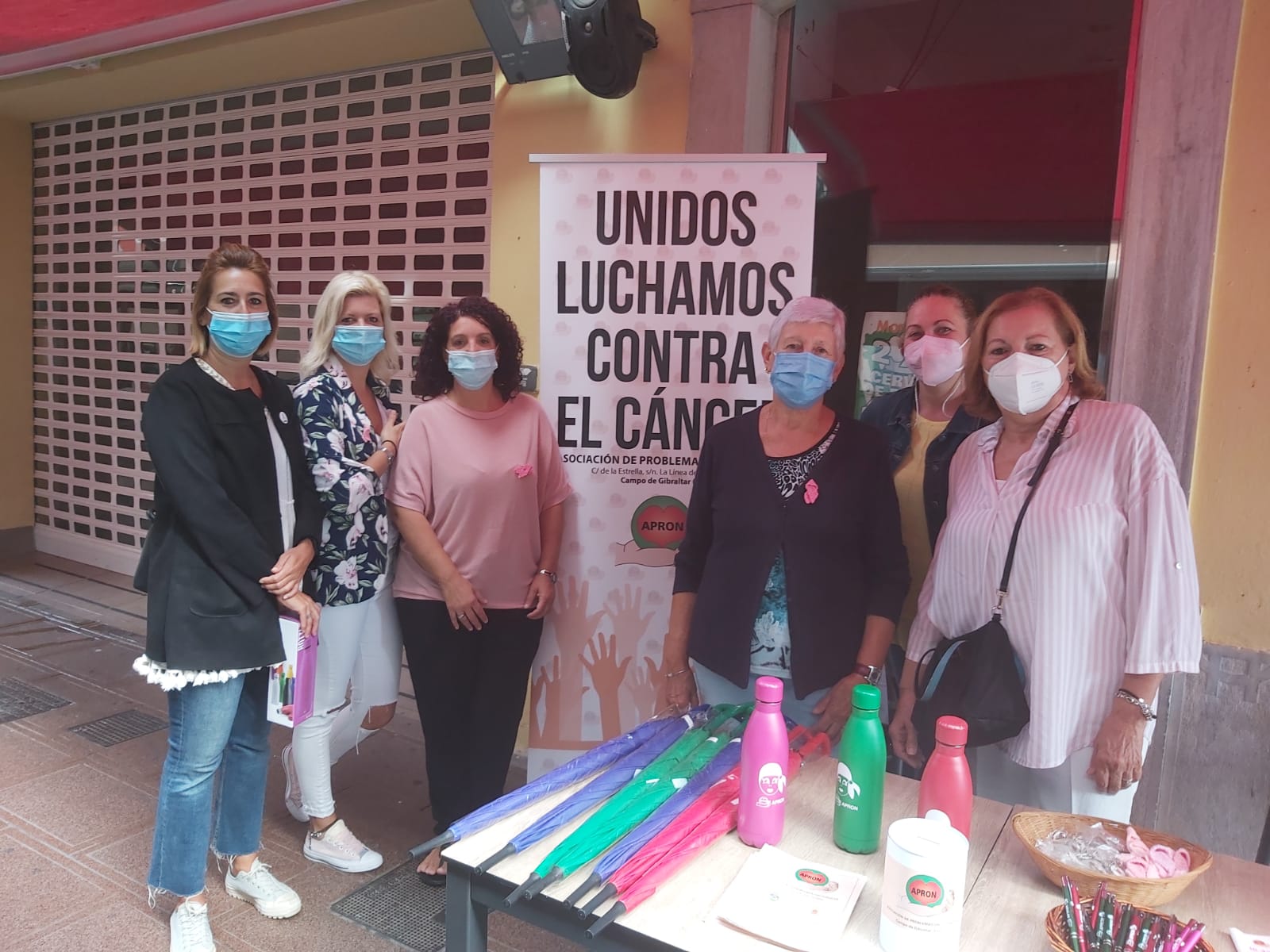 La concejal de Salud ha participado en las mesas informativas de Apron con motivo del Día Mundial Contra el Cáncer de Mama