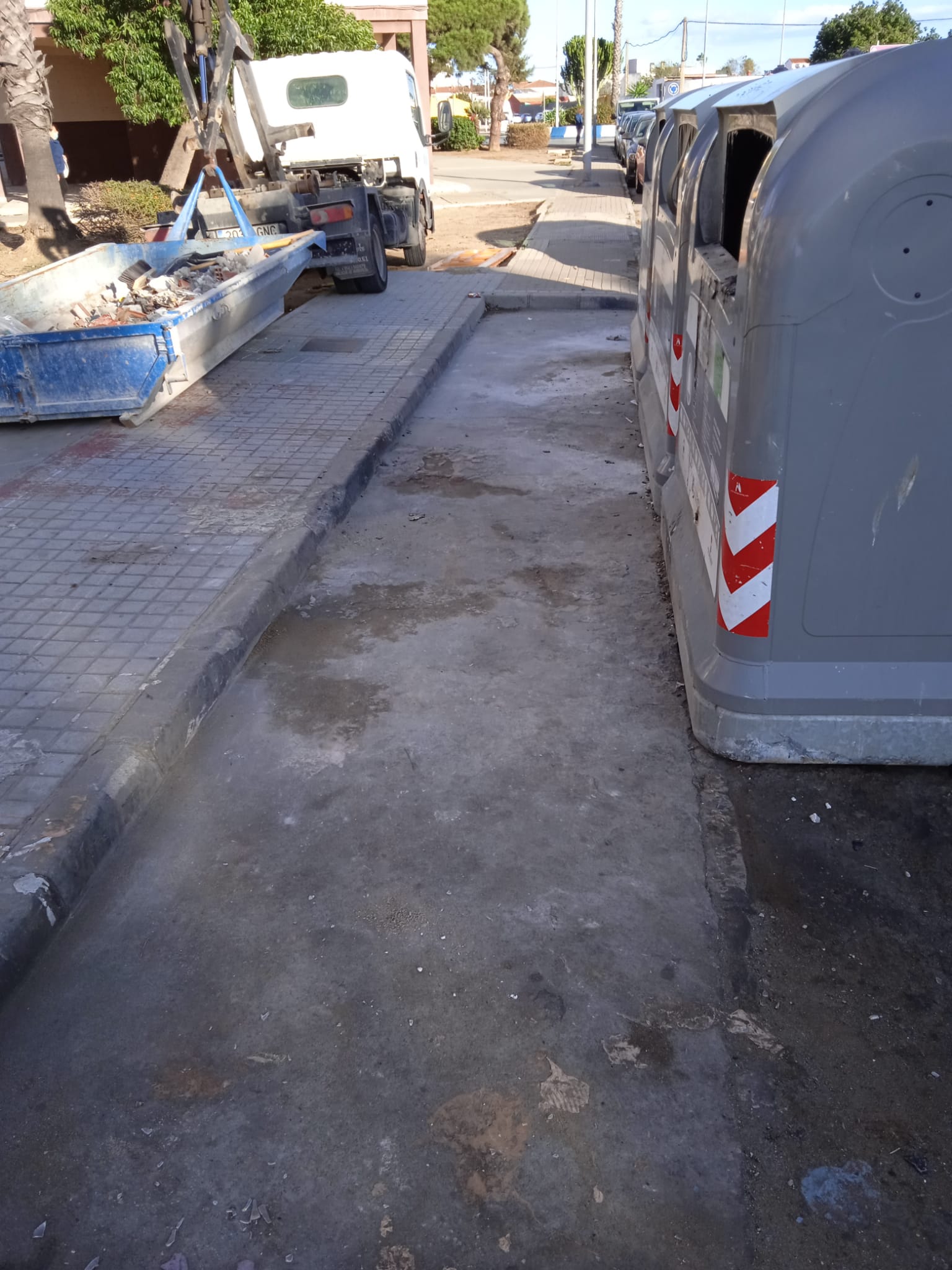 Limpieza, en colaboración con Arcgisa, procede a la retirada de escombros en distintos puntos de la ciudad