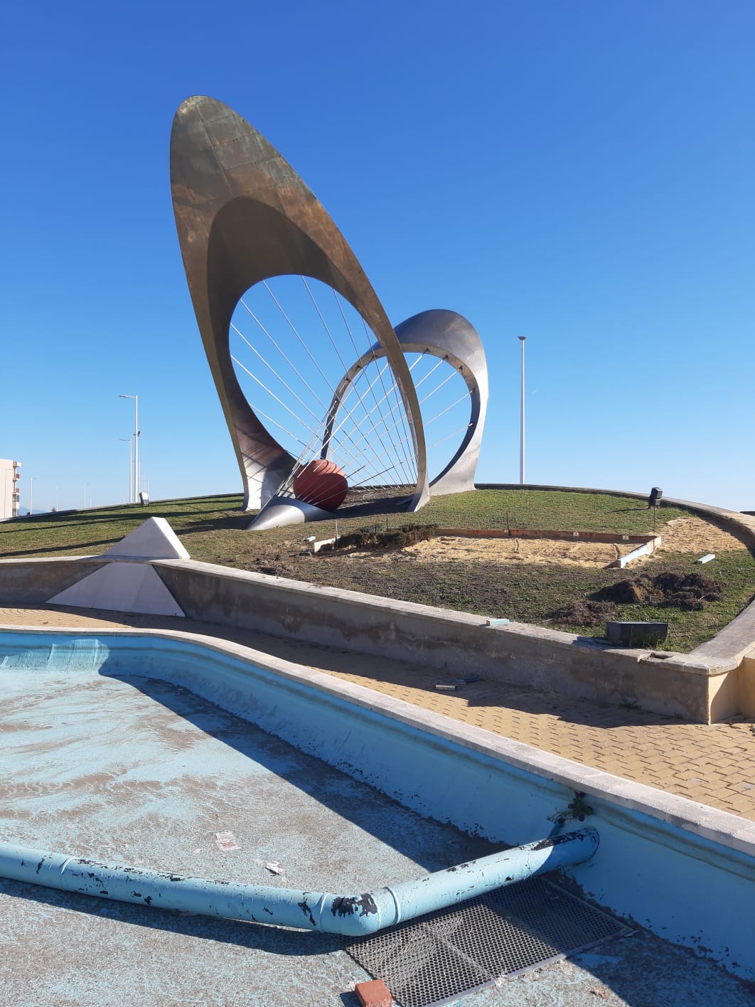 Parques y Jardines realiza trabajos de mantenimiento de zonas verdes y acondicionamiento de rotondas en distintos puntos de la ciudad