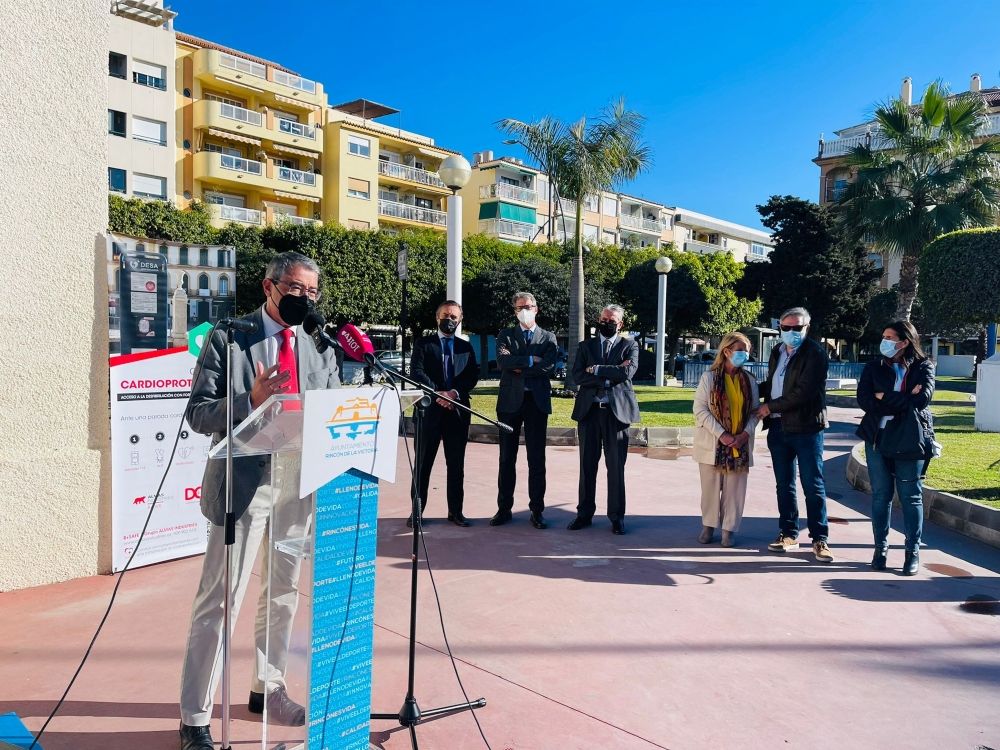 Rincón de la Victoria instala cuatro nuevos desfibriladores para ser Ciudad Cardioprotegida