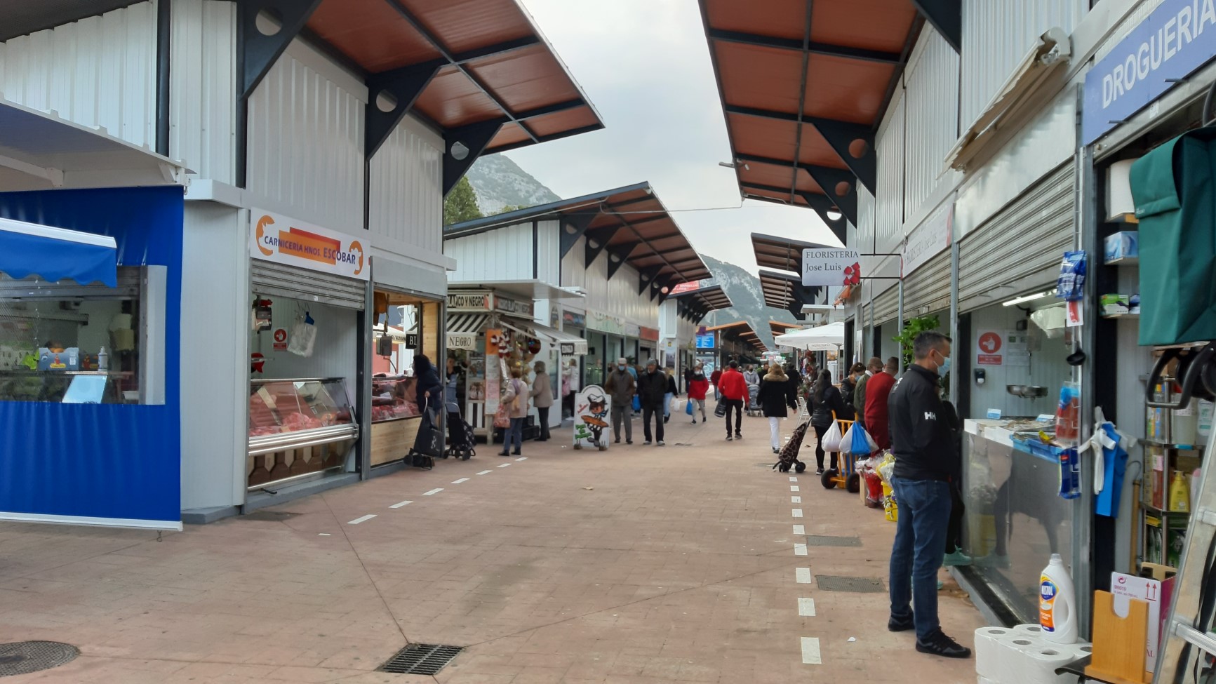 El mercado provisional permanecerá abierto los días festivos 6 y 8 de diciembre