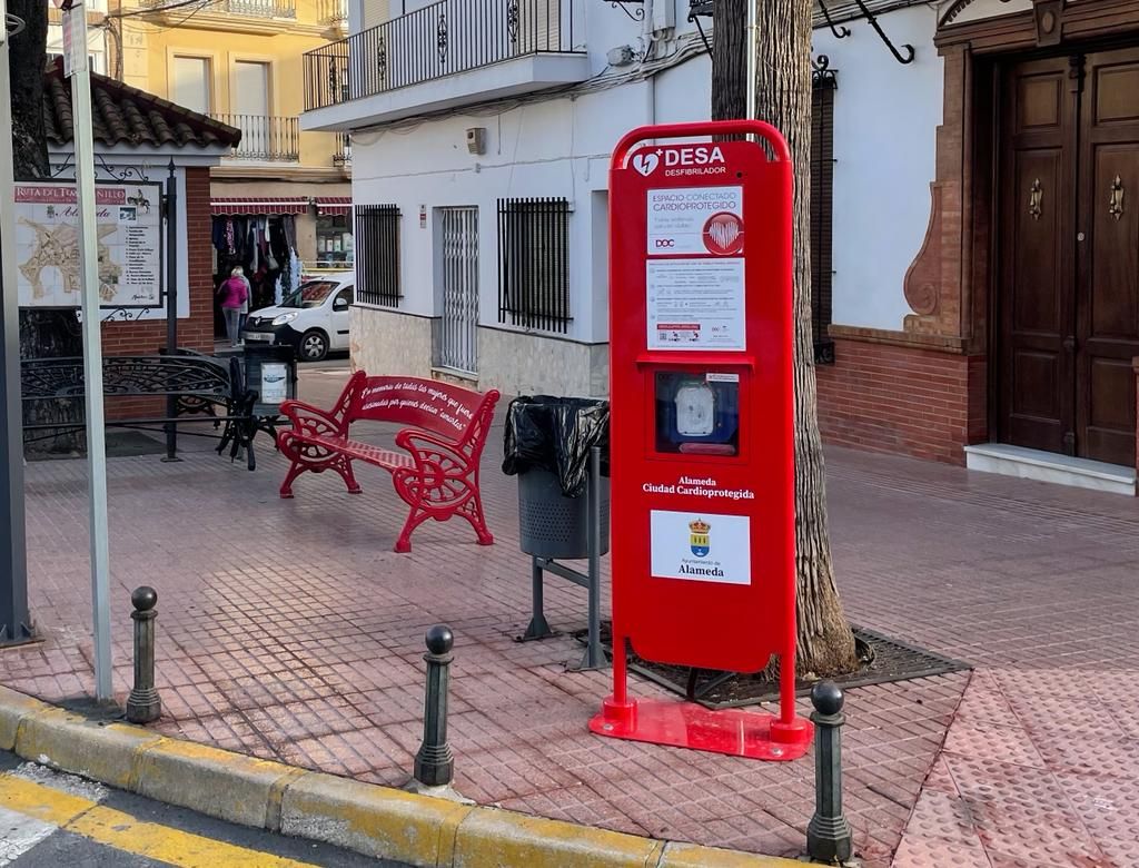 El municipio de Alameda en Málaga instala un desfibrilador en la vía pública para cardioproteger a vecinos y visitantes