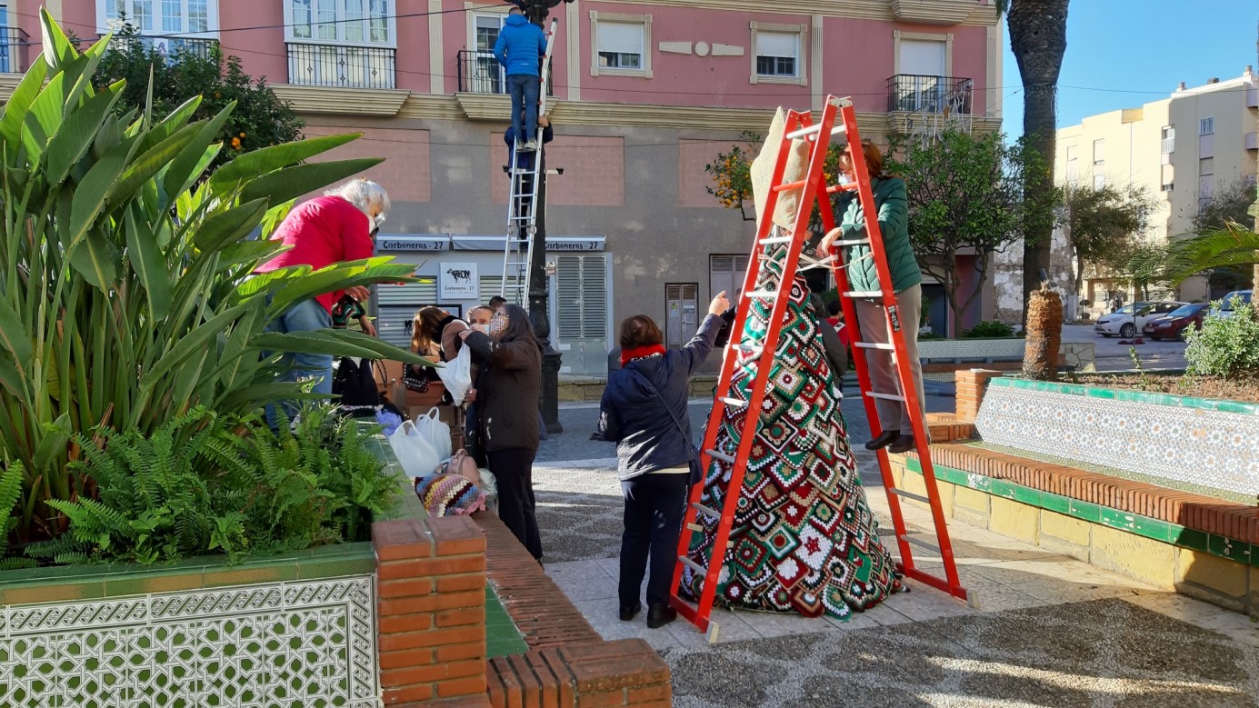 Mil ochocientas piezas de croché componen el árbol de Navidad que adorna la plaza Fariñas