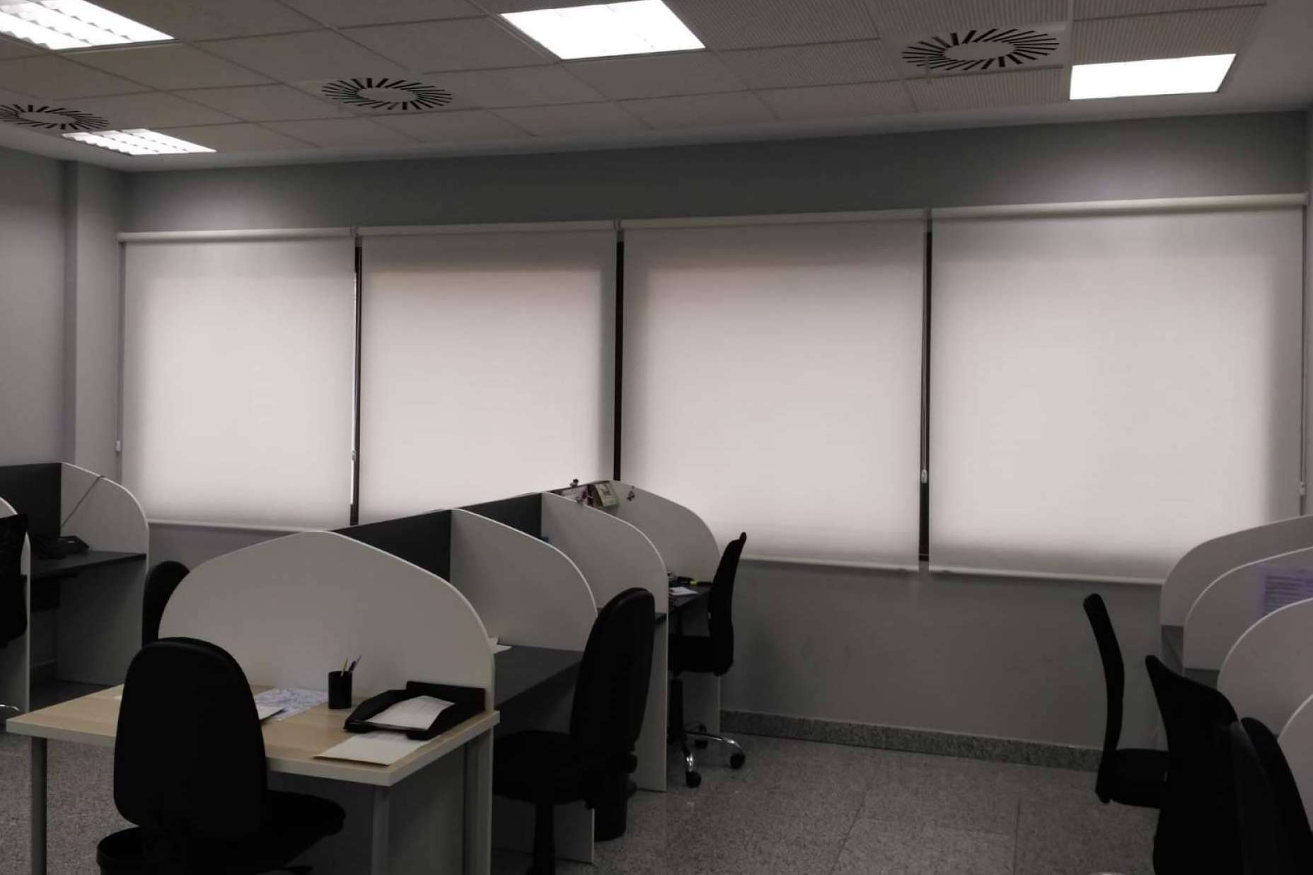 La iluminación natural de los espacios de trabajo mediante el uso de estores y cortinas influye en la productividad de los empleados