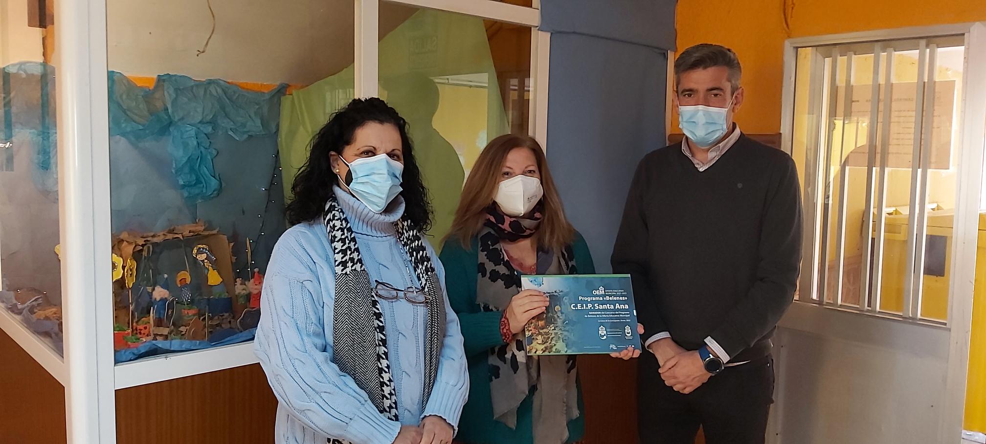Educación entrega un diploma al CEIP Santa Ana, ganador del concurso de belenes incluido en la Oferta Educativa Municipal