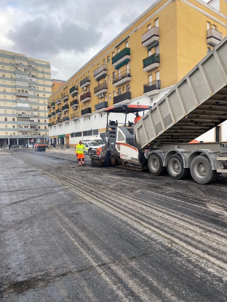Los trabajos del VI Plan de Asfaltado y Reurbanización continúan a buen ritmo por la calle Rocío