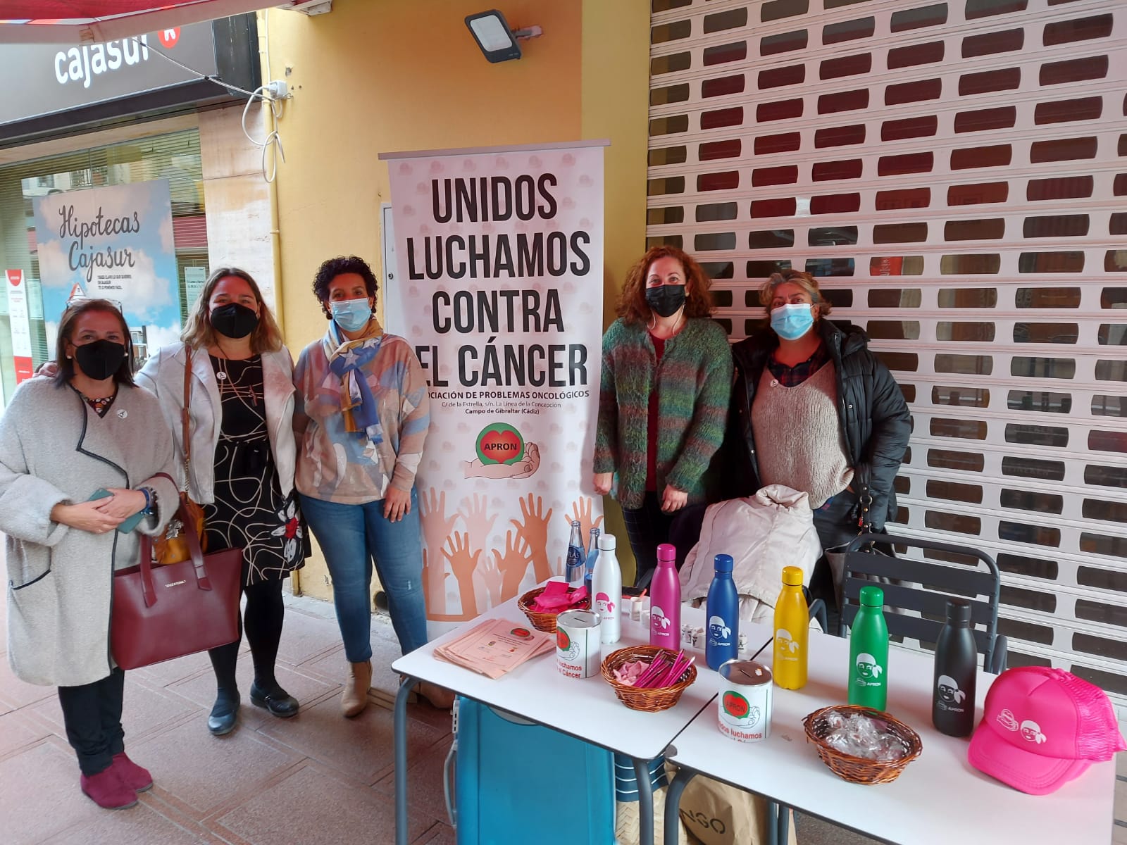 Concejalas linenses visitan la mesa informativa de Apron en el Día mundial contra el cáncer