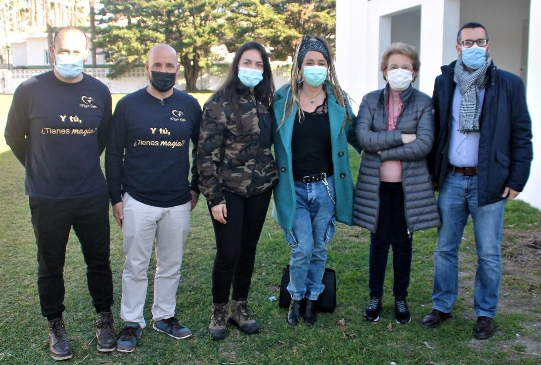 El alcalde y la concejal de Medio Ambiente participan en una demostración con aves rapaces para usuarios de Asansull