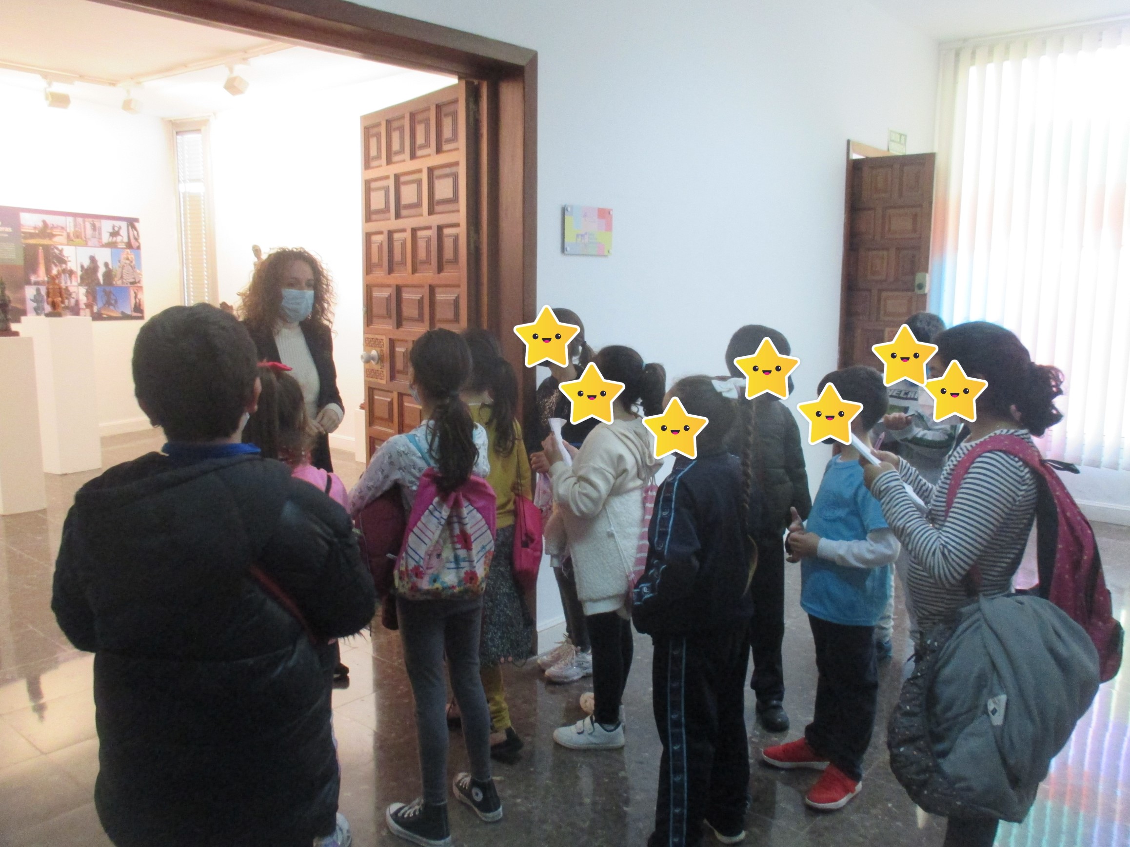 Escolares del Carlos V visitan la sala dedicada a Nacho Falgueras en la Casa de la Cultura