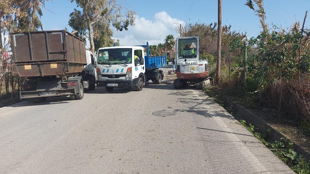 Iniciados trabajos de limpieza y desbroce en el Camino de Estepona