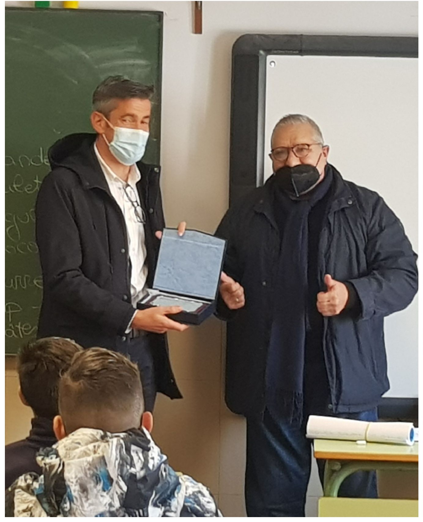 Mayor Net entrega un reconocimiento al concejal de Educación por su colaboración con la asociación