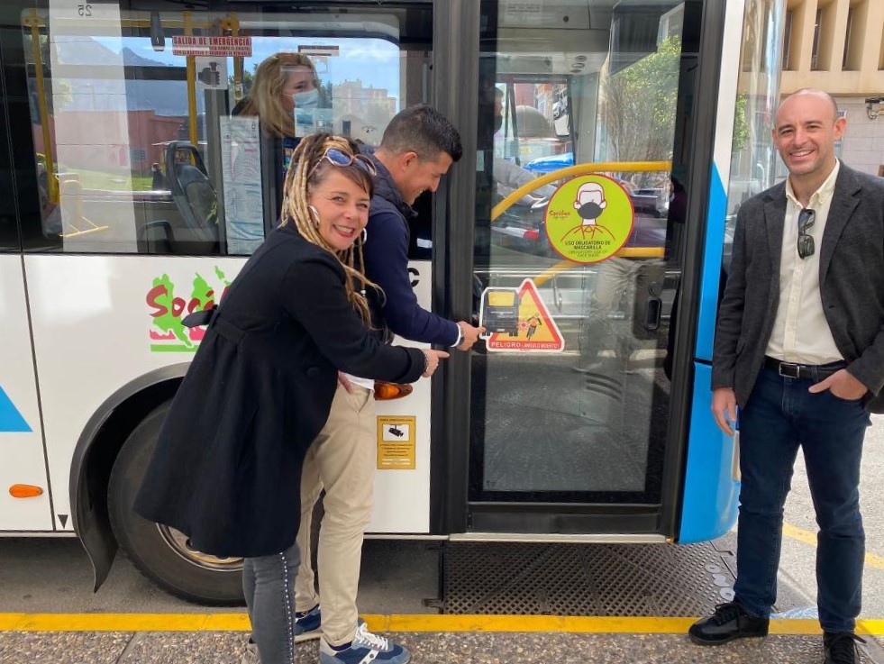 Movilidad Urbana y Socibus colaboran en la colocación de los nuevos dispositivos de advertencia sobre ángulos muertos en autobuses