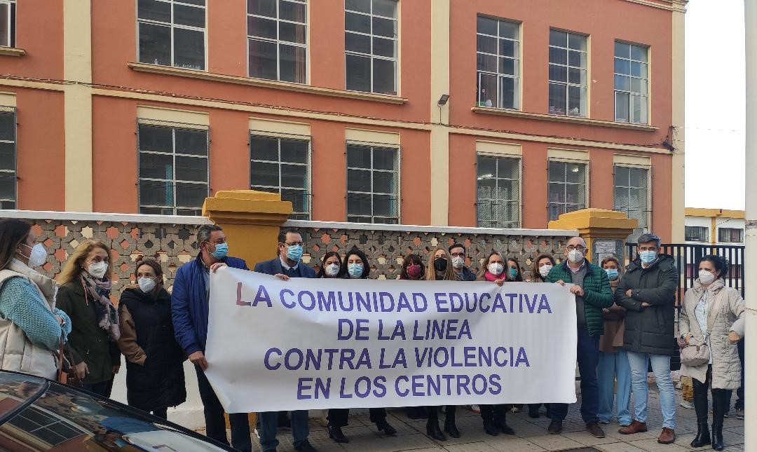 Directores de centros de Primaria y Secundaria secundan una concentración de protesta ante el intento de agresión a la directora del colegio Inmaculada