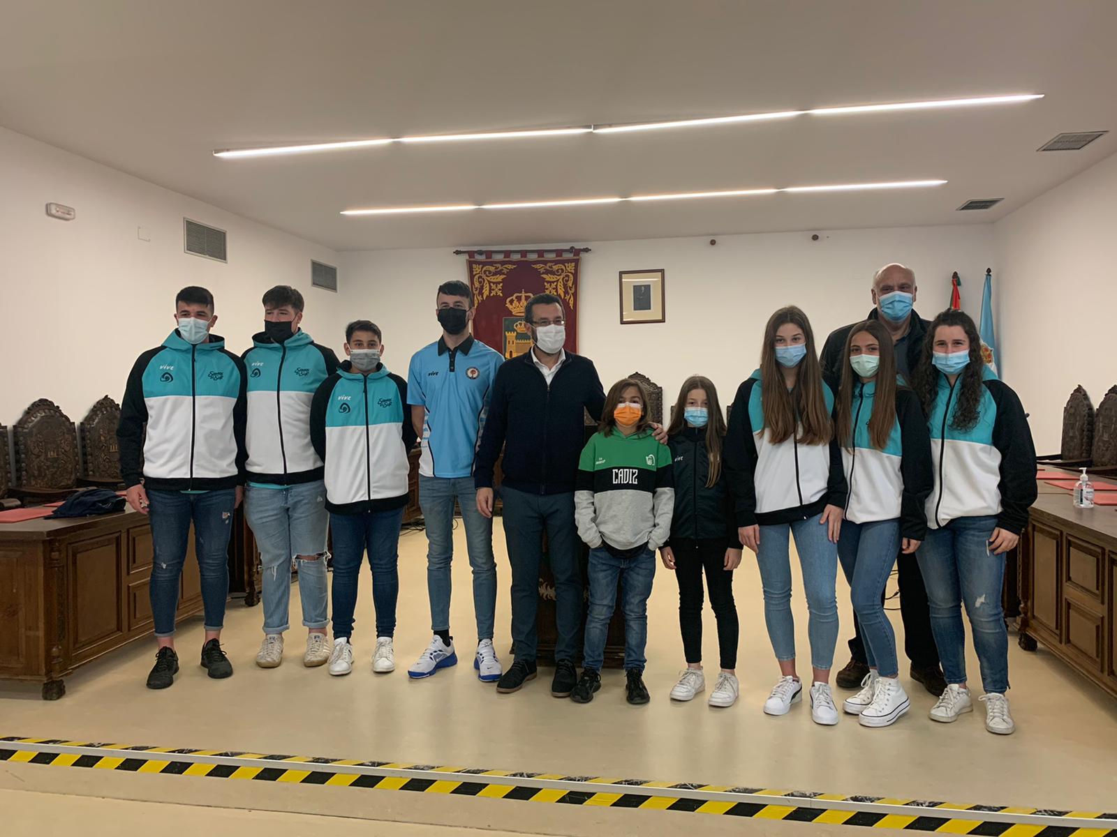 El alcalde recibe a destacados  jugadores de la ULB