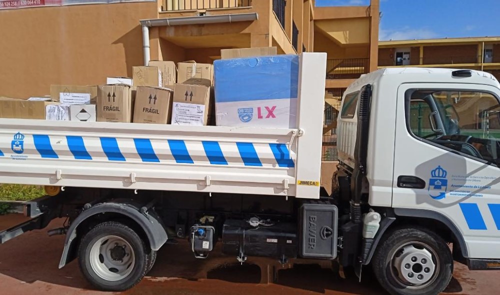 Esta mañana se ha iniciado el traslado de material humanitario de ayuda a Ucrania con la colaboración de camiones municipales