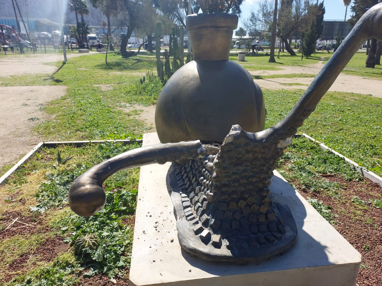 Incívicos se ceban con la escultura del caracol y el Parque Princesa Sofía