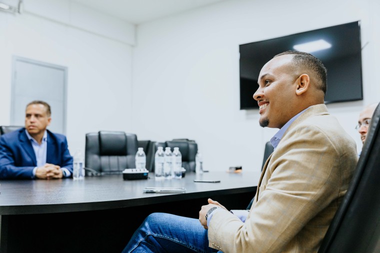 Jairo González vista la sede del partido Nuevas Ideas