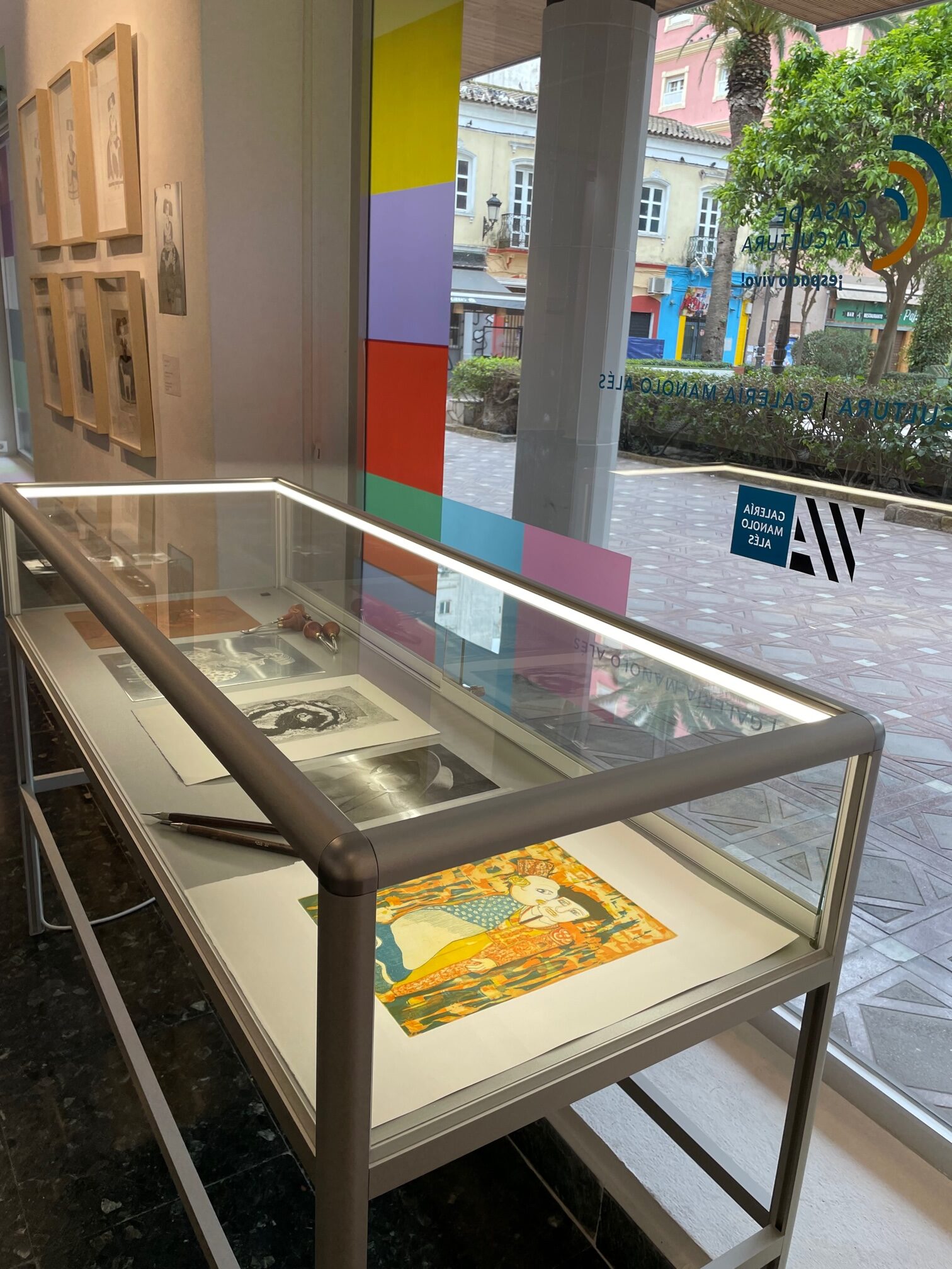 La Galería Manolo Alés amplía la exposición ‘Grabados’, de Paco Conti con una muestra de herramientas para realizarlos