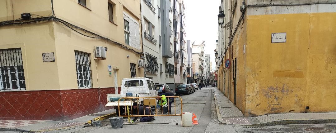 Mantenimiento Urbano realiza trabajos de mejora del firme en varias calles de cara a la Semana Santa
